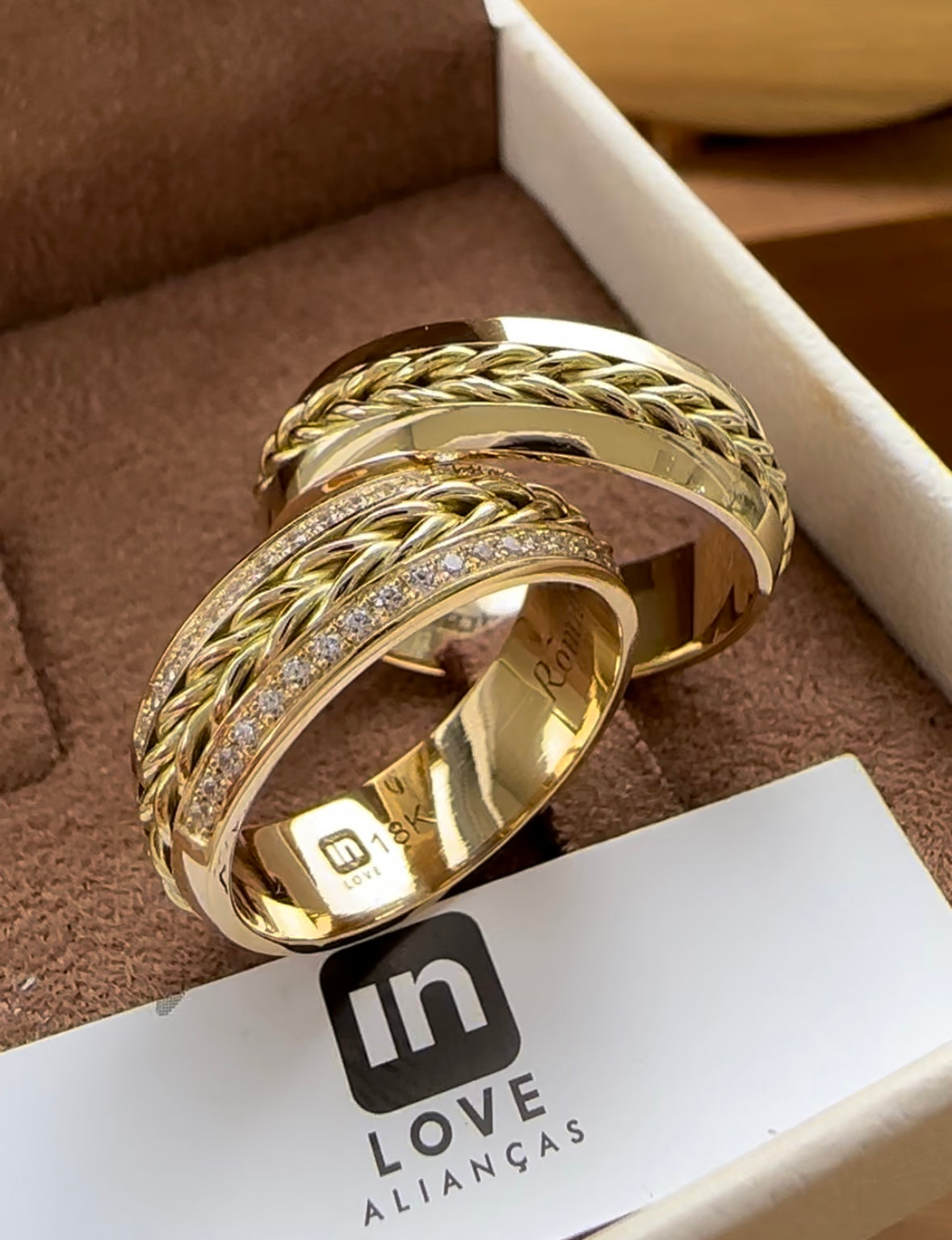 Alianças de Casamento em Ouro 18k - Modelo Trançado | 6mm | 12x R$996,66