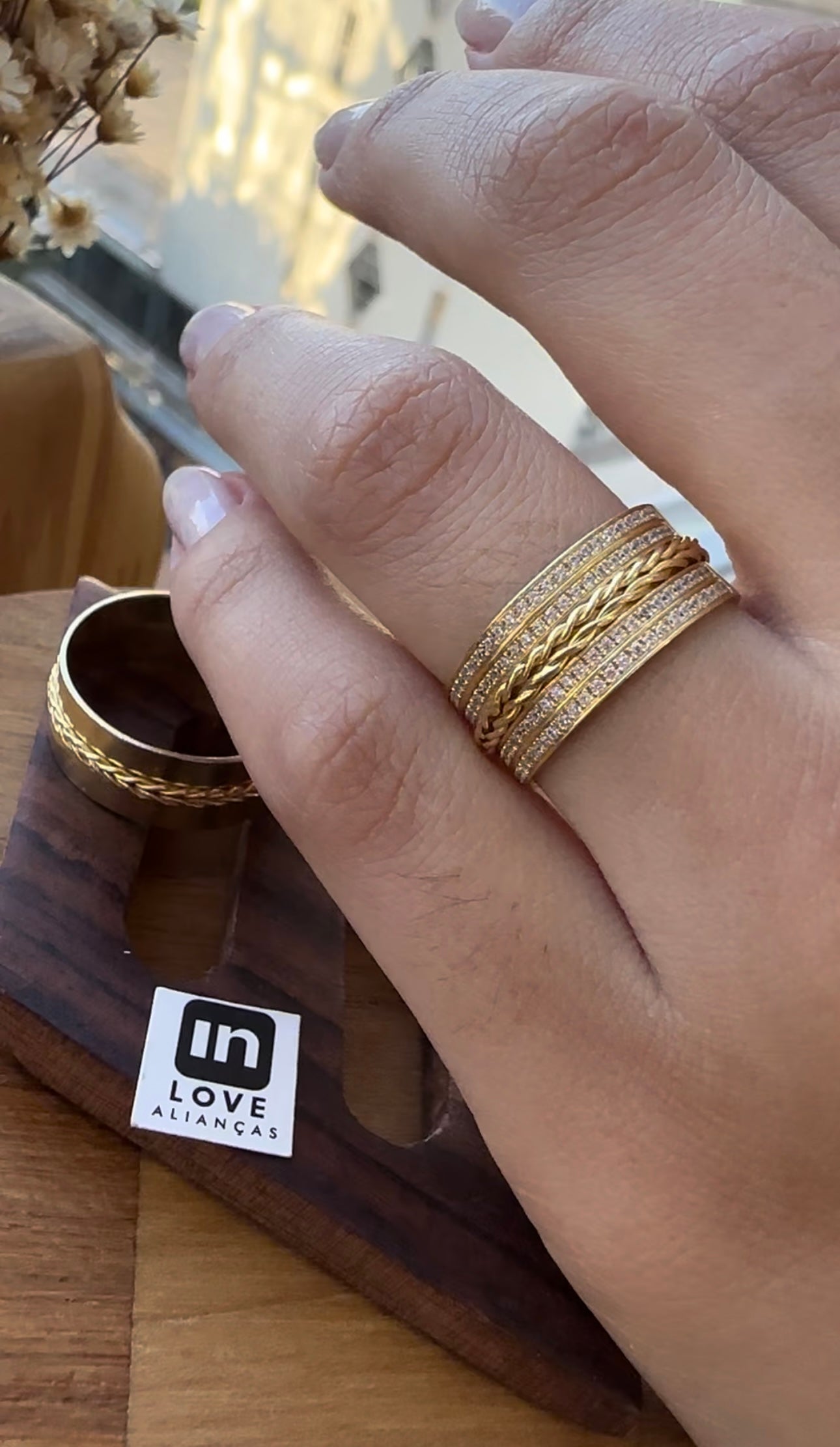 Alianças de Casamento em Ouro 18k - Modelo Iluminar | 8mm | 12x R$890