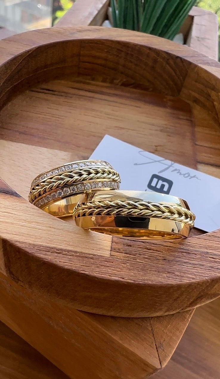 Alianças de Casamento em Ouro 18k - Modelo Trançado | 7mm | 12x R$1.140