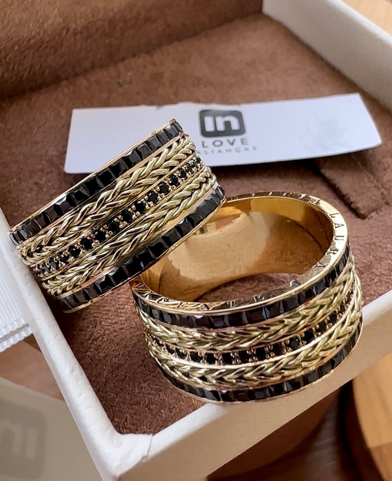 Alianças de Casamento em Ouro 18k - Modelo Paixão Black | 10mm | 12x R$2.453,33