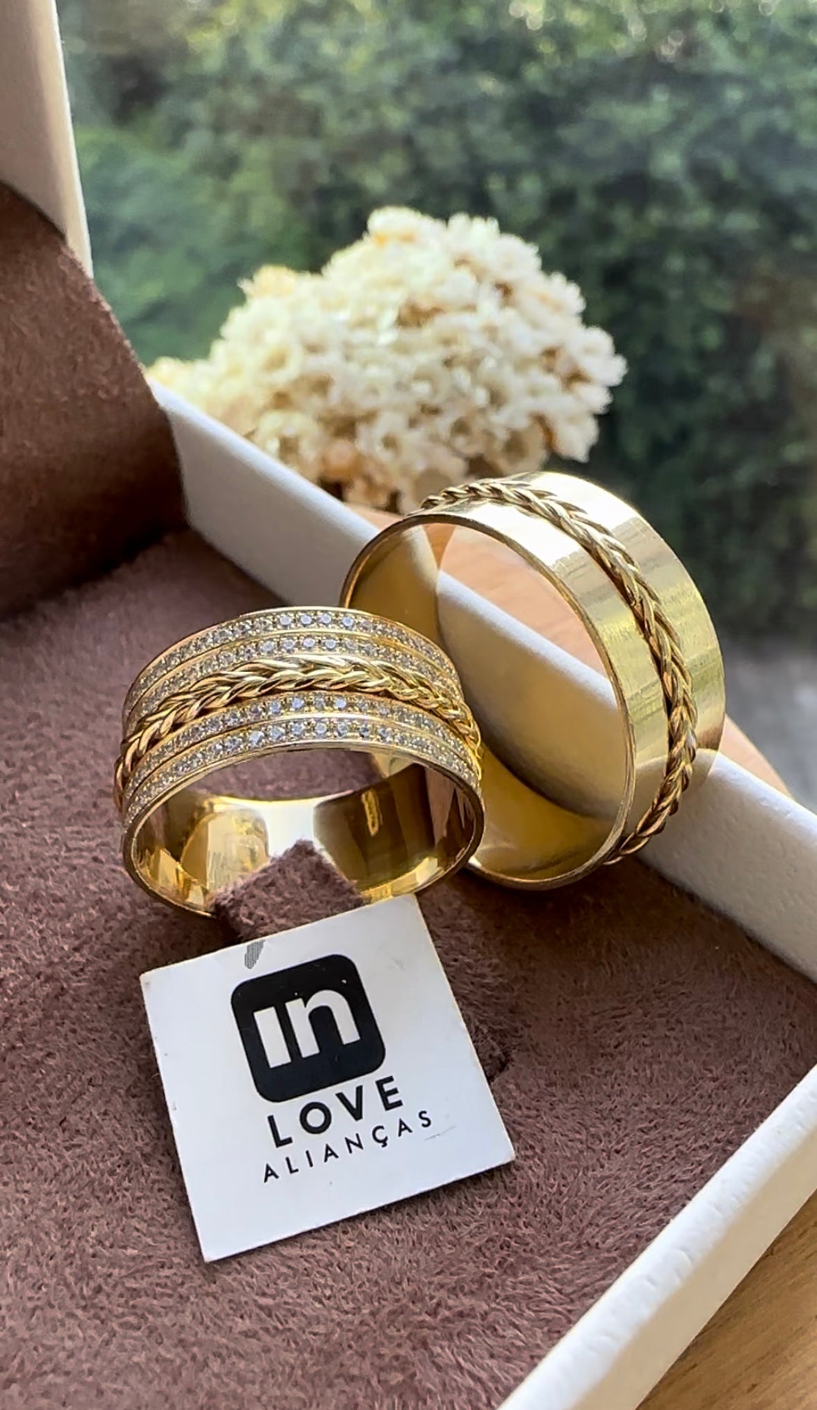 Alianças de Casamento em Ouro 18k - Modelo Iluminar | 8mm | 12x R$833