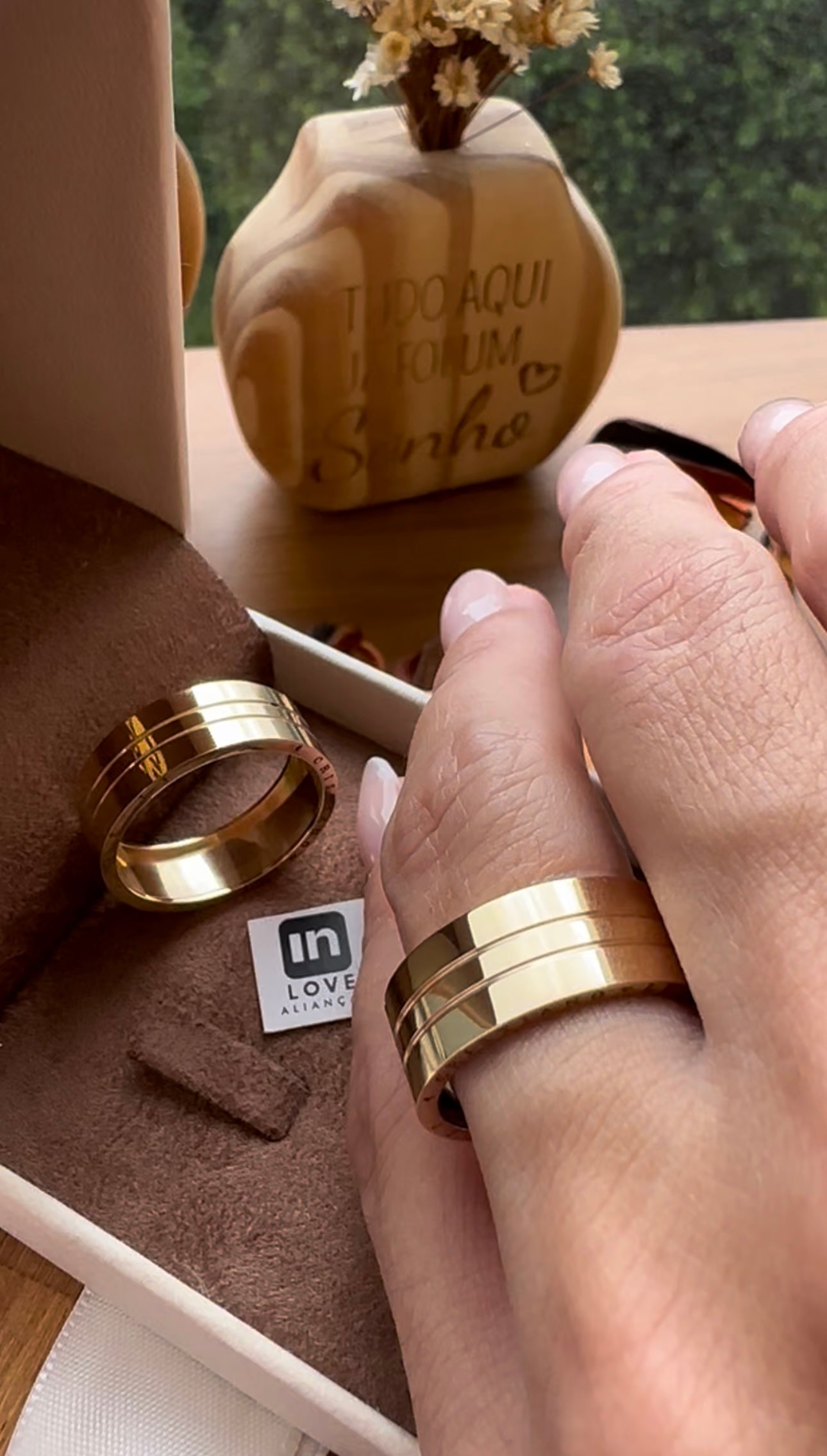 Alianças de Casamento em Ouro 18k - Modelo Joy | 10mm | 12x R$999
