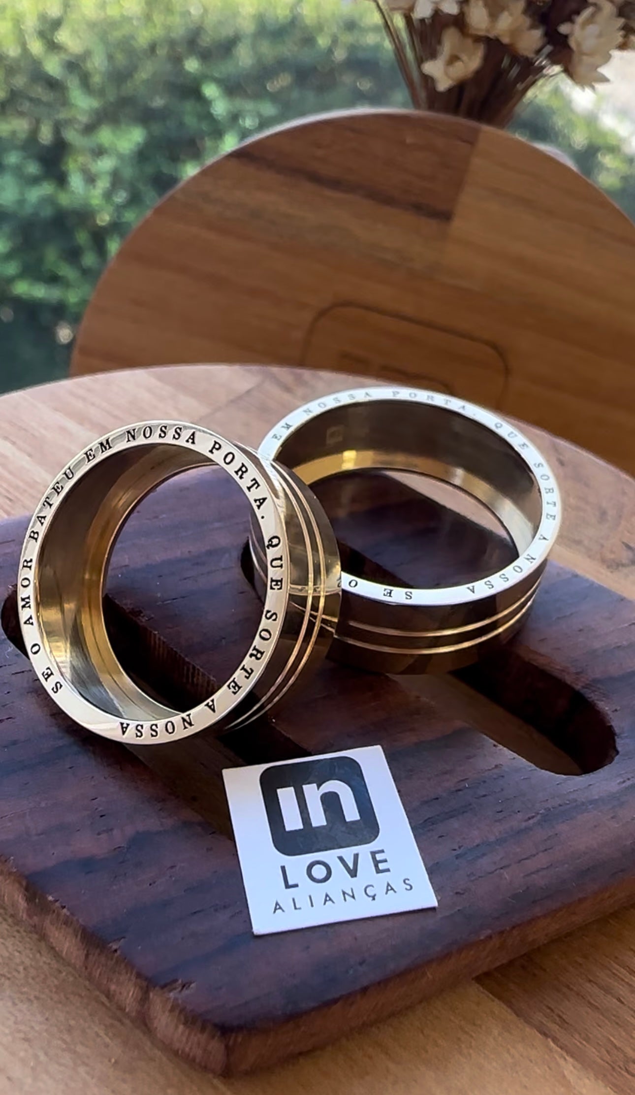 Alianças de Casamento em Ouro 18k - Modelo Joy | 8mm | 12x R$941,66