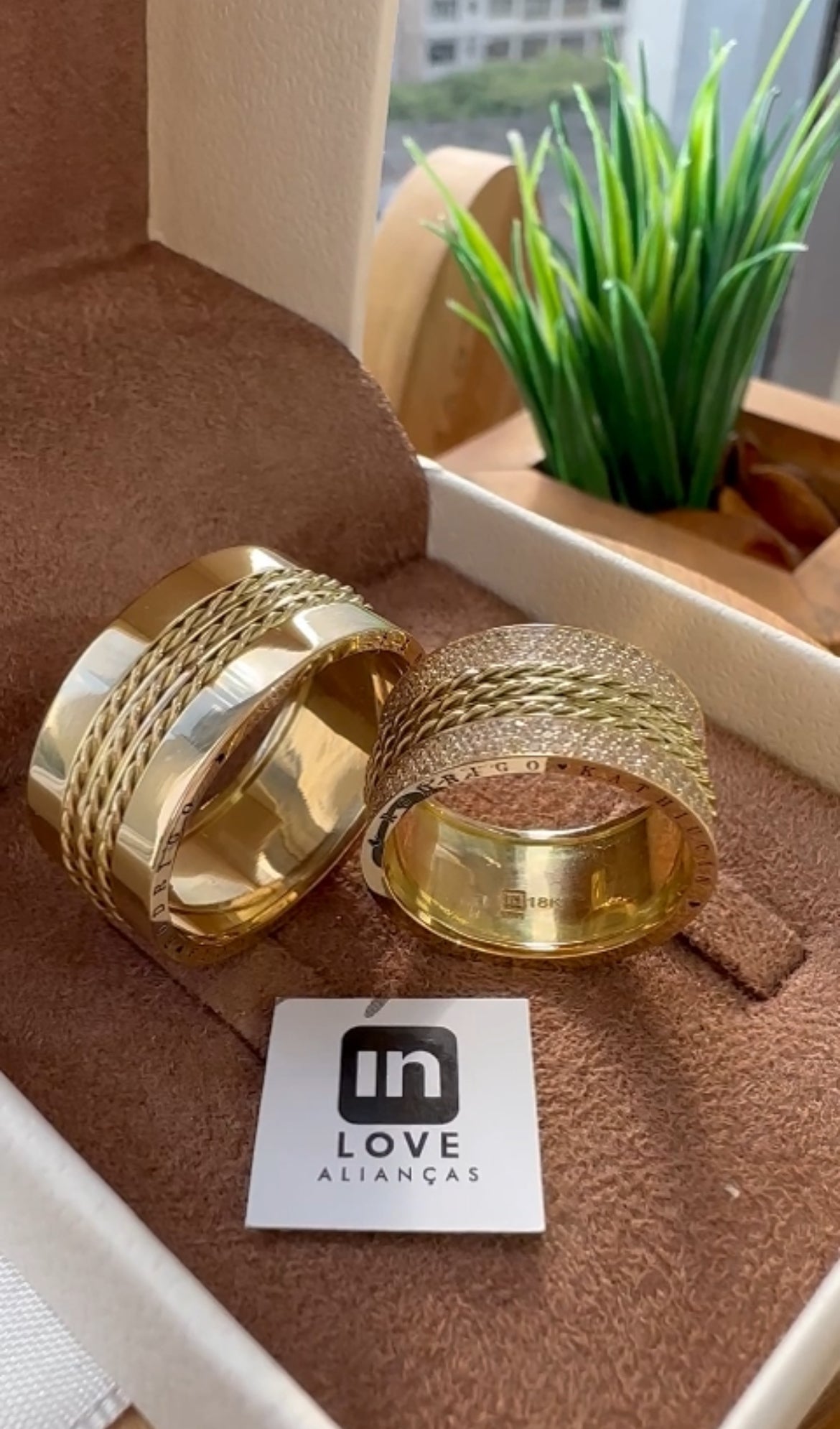 Alianças de Casamento em Ouro 18k - Modelo Esse Amor | 10mm | 12x R$1.915