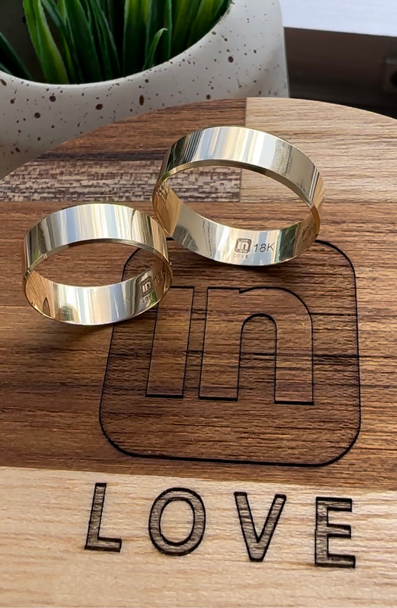 Alianças de Casamento em Ouro 18k - Modelo Sonho Bom | 6mm | 12x R$499
