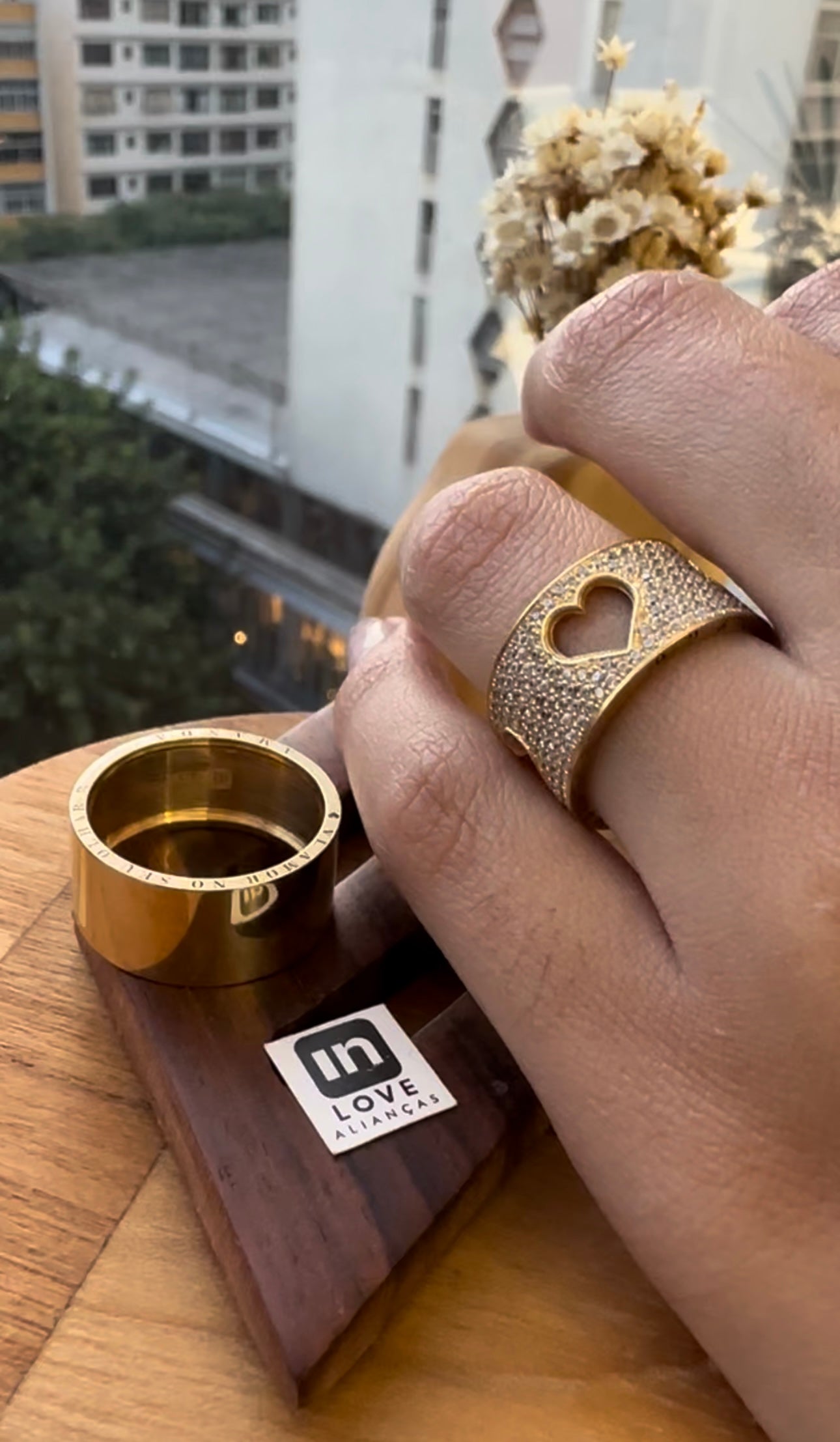 Alianças de Casamento em Ouro 18k - Modelo Corações | 10mm |12x R$1.325
