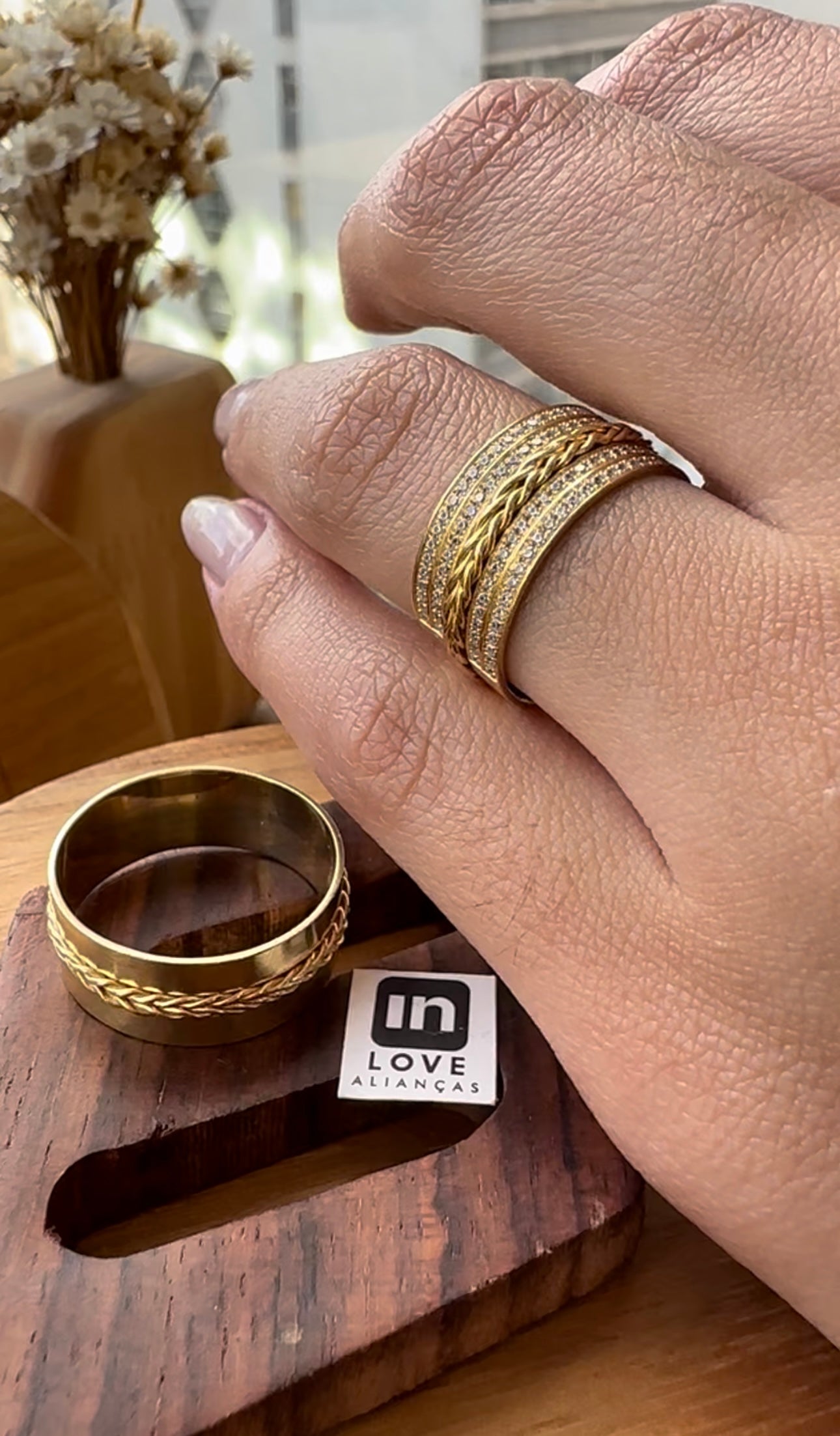 Alianças de Casamento em Ouro 18k - Modelo Iluminar | 8mm | 12x R$890