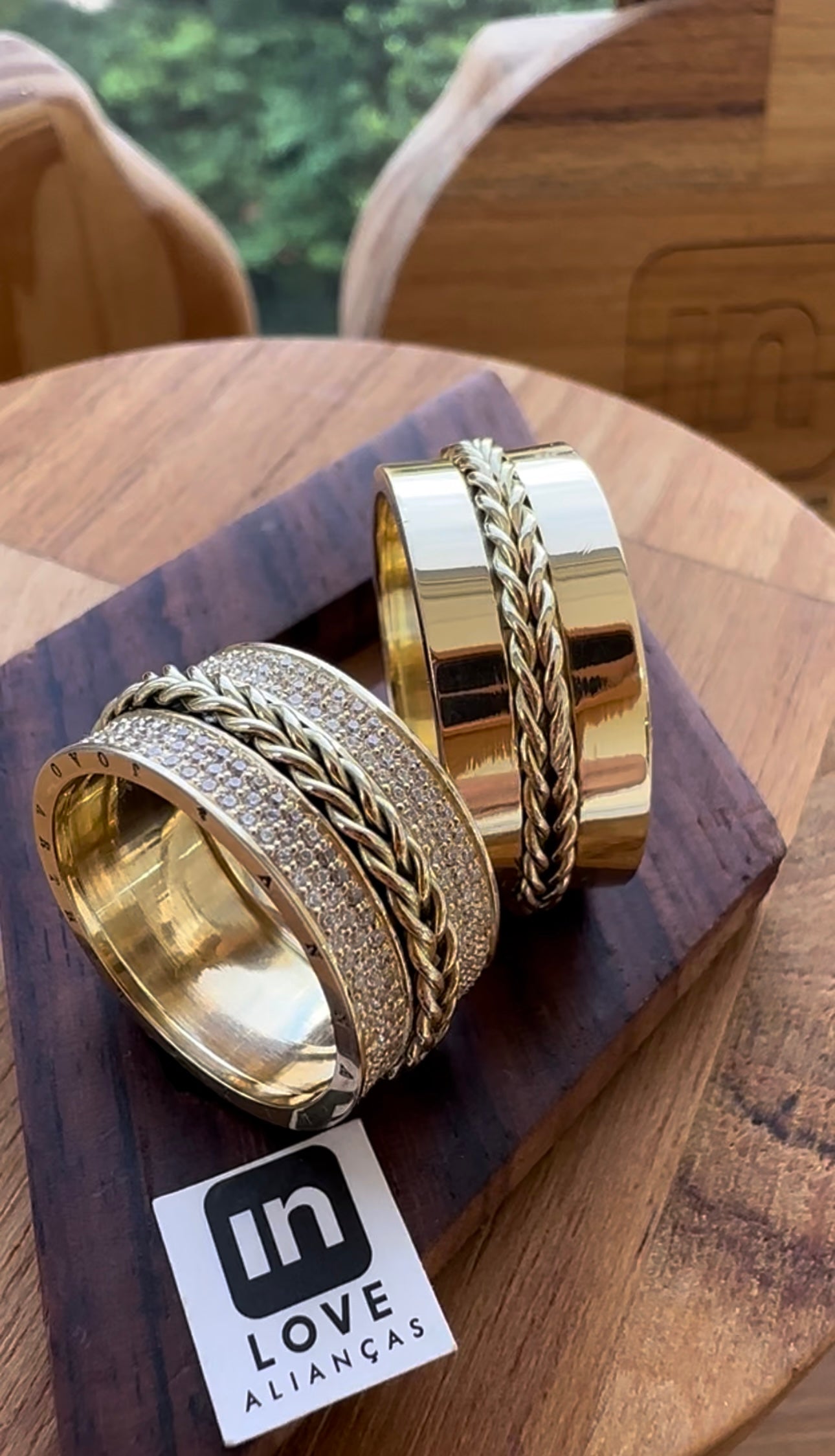 Alianças de Casamento em Ouro 18k - Modelo Eternity | 10mm | 12x R$1.833