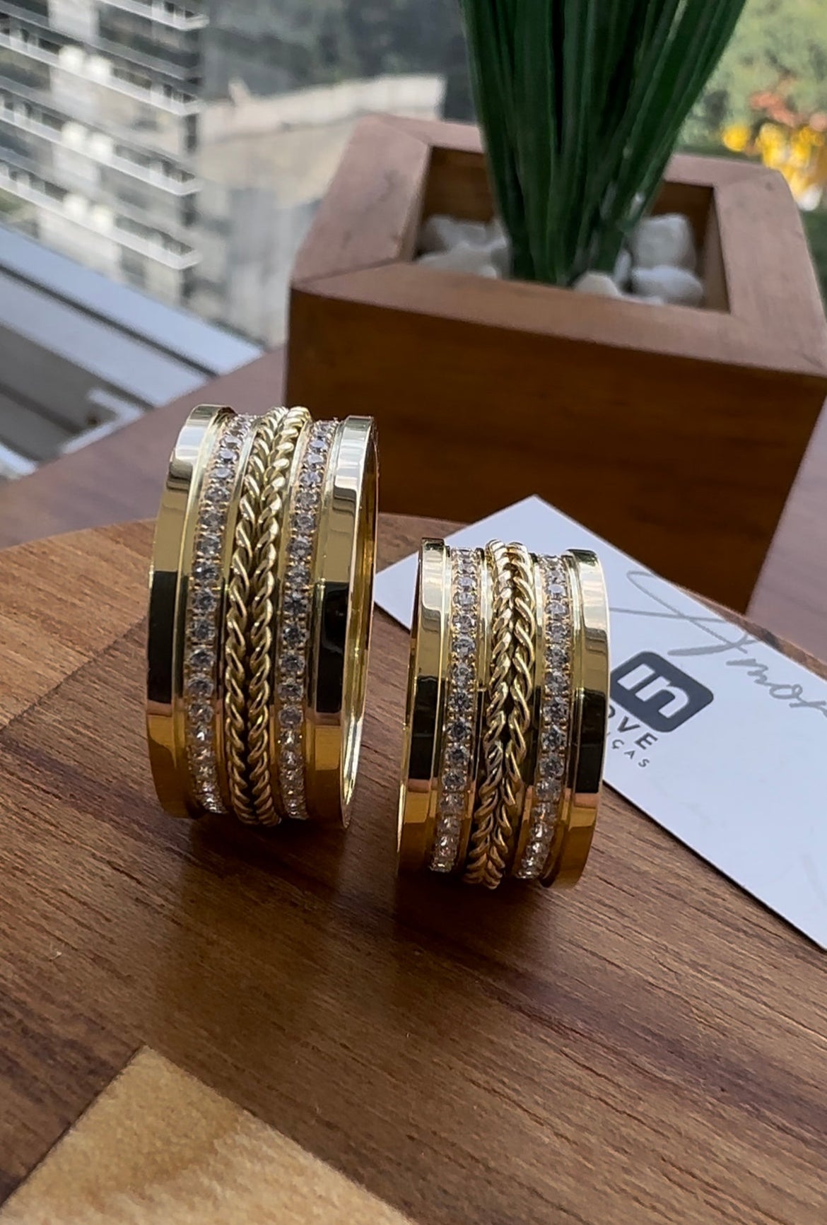 Par de Alianças em Ouro 18k - Modelo Nosso Santo Bateu White | 10mm | 12x R$1.999.