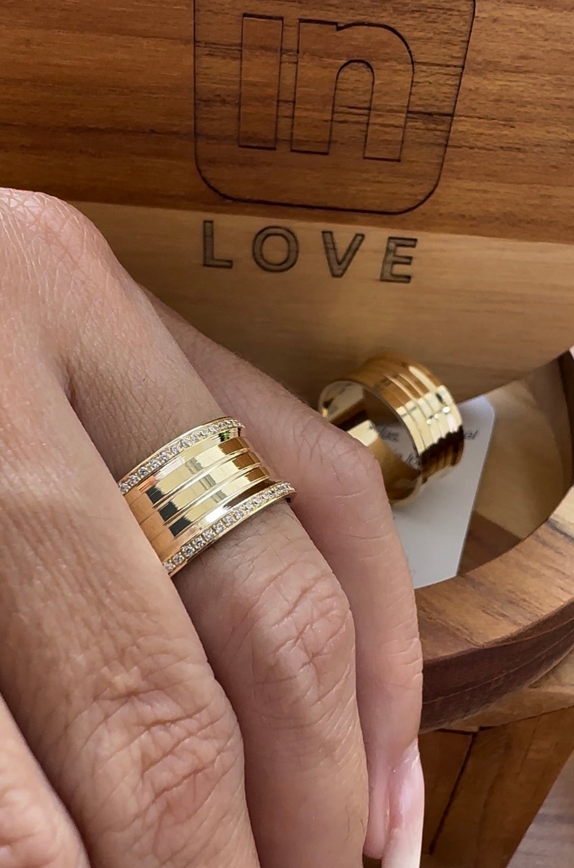 Alianças de Casamento em Ouro 18k - Modelo Paraíso | 9mm | 12x R$799