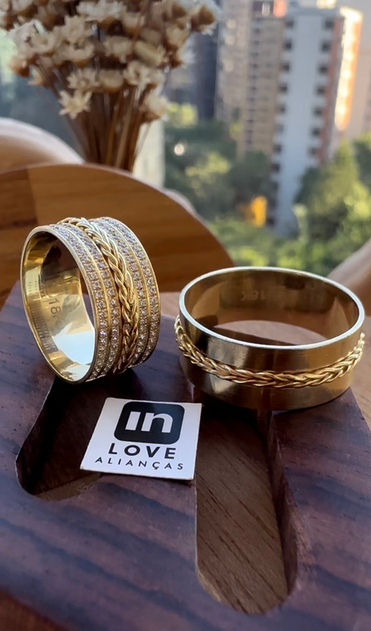 Alianças de Casamento em Ouro 18k - Modelo Iluminar | 8mm | 12x R$890