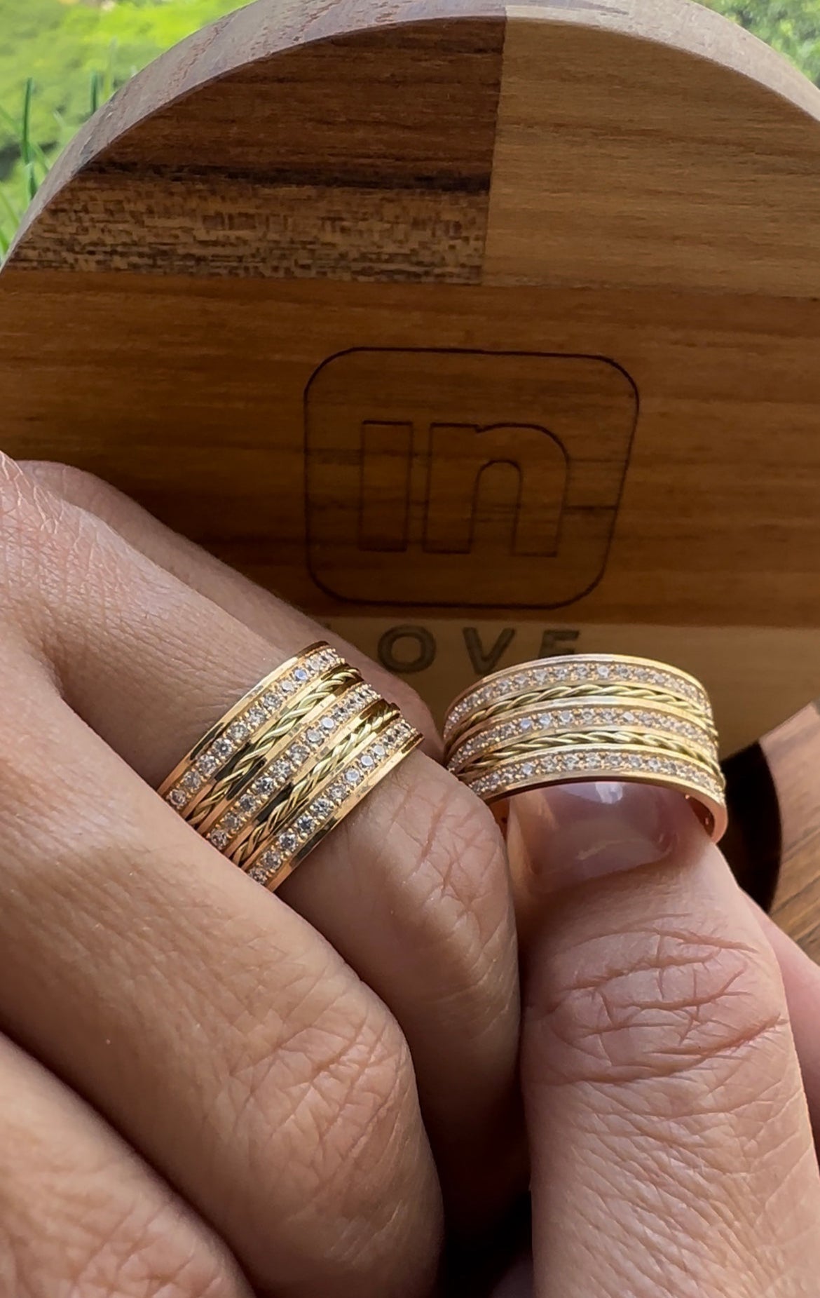 Alianças de Casamento em Ouro 18k - Modelo Momentos Duo | 10mm | 12x R$1.499
