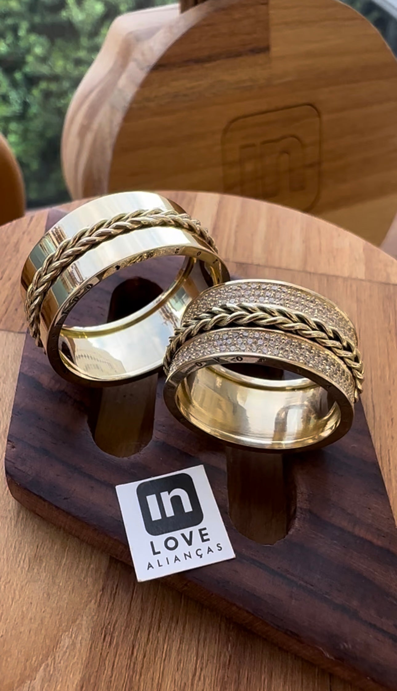 Alianças de Casamento em Ouro 18k - Modelo Eternity | 10mm | 12x R$1.833