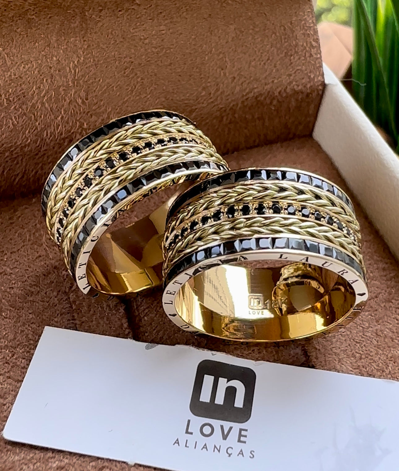 Alianças de Casamento em Ouro 18k - Modelo Paixão Black | 10mm | 12x R$2.453,33