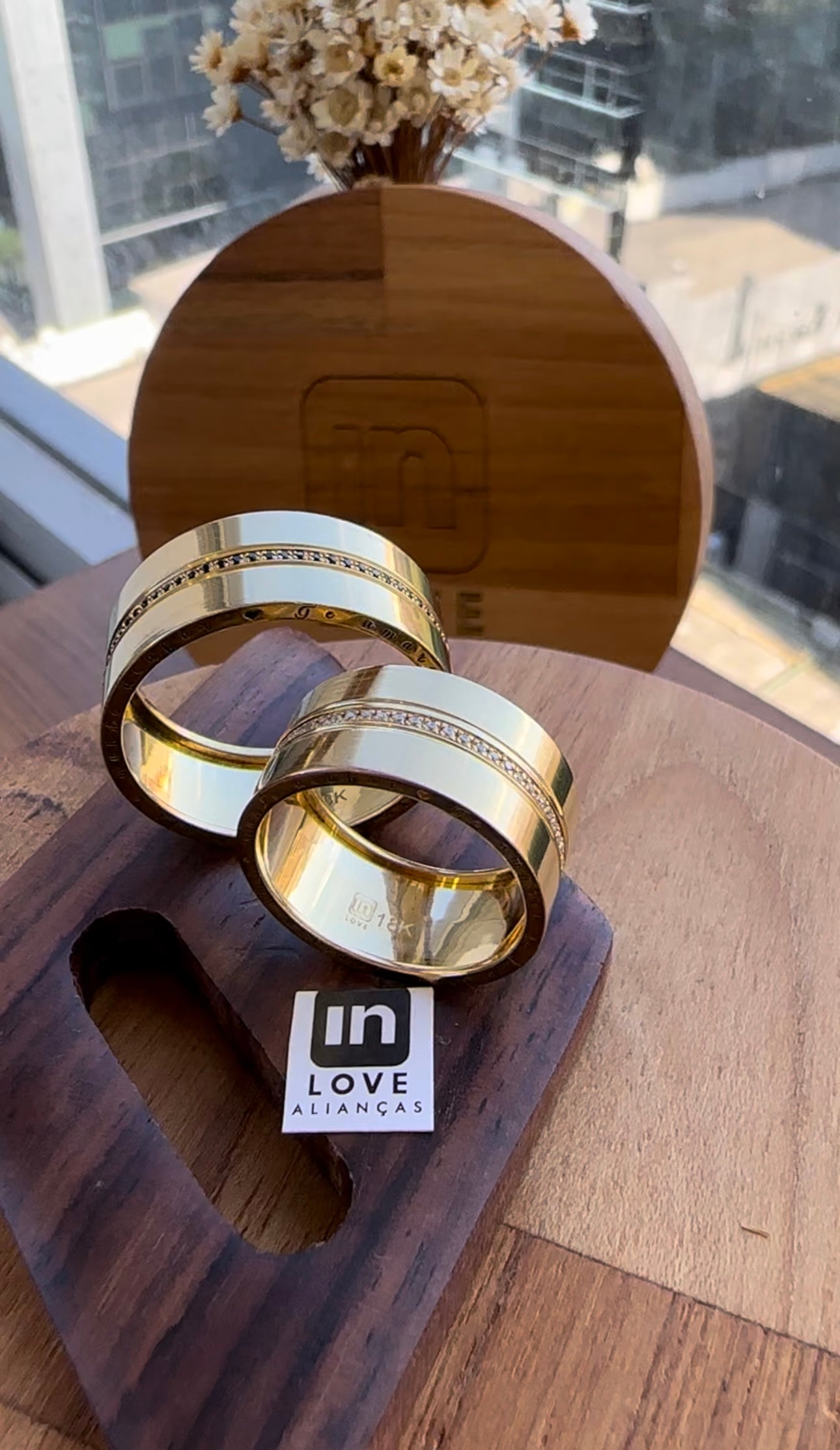 Alianças de Casamento em Ouro 18k - Modelo Joy | 10mm | 12x R$1.083