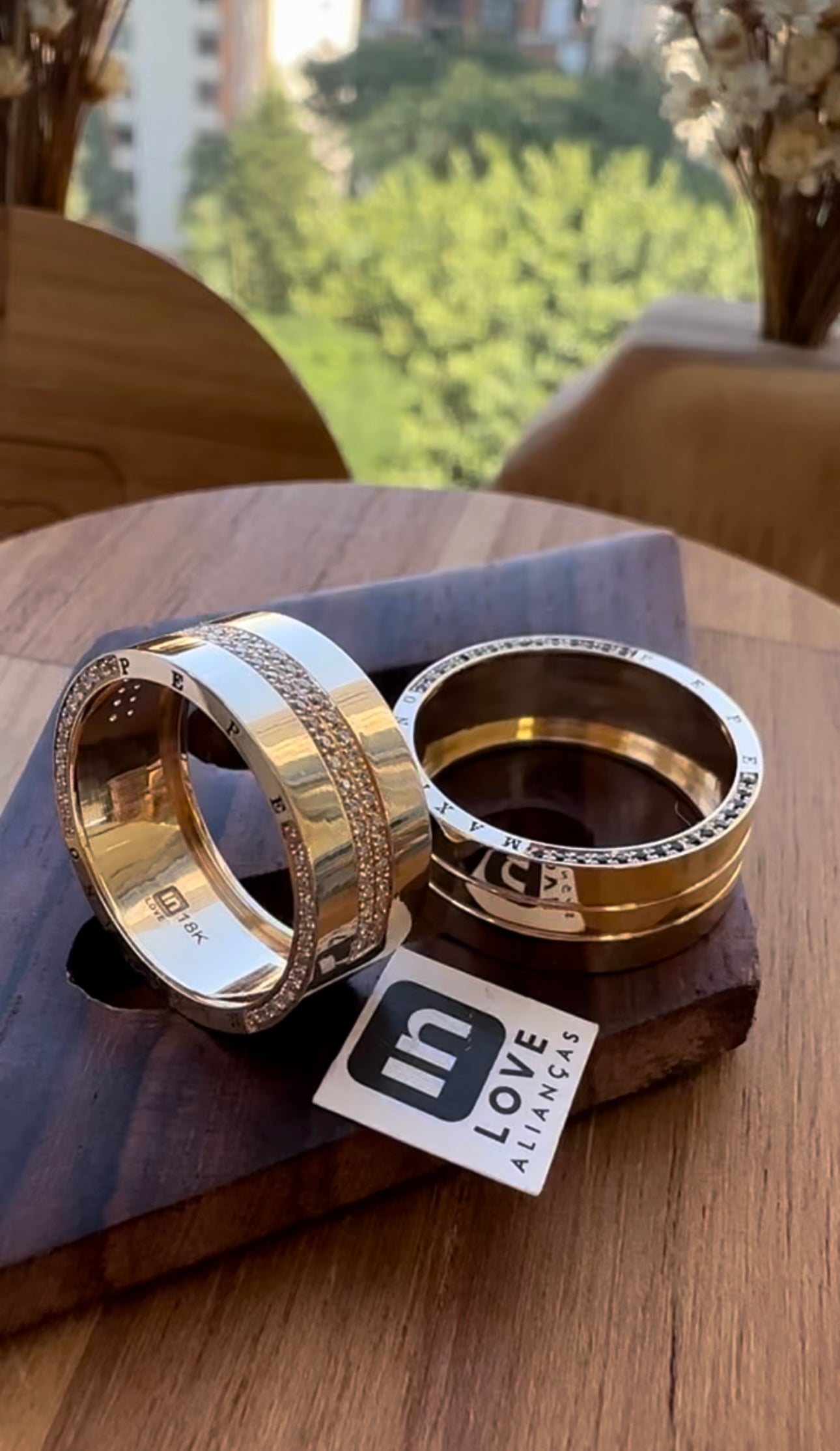 Alianças de Casamento em Ouro 18k - Modelo Carinho | 8mm | 12x R$946,66