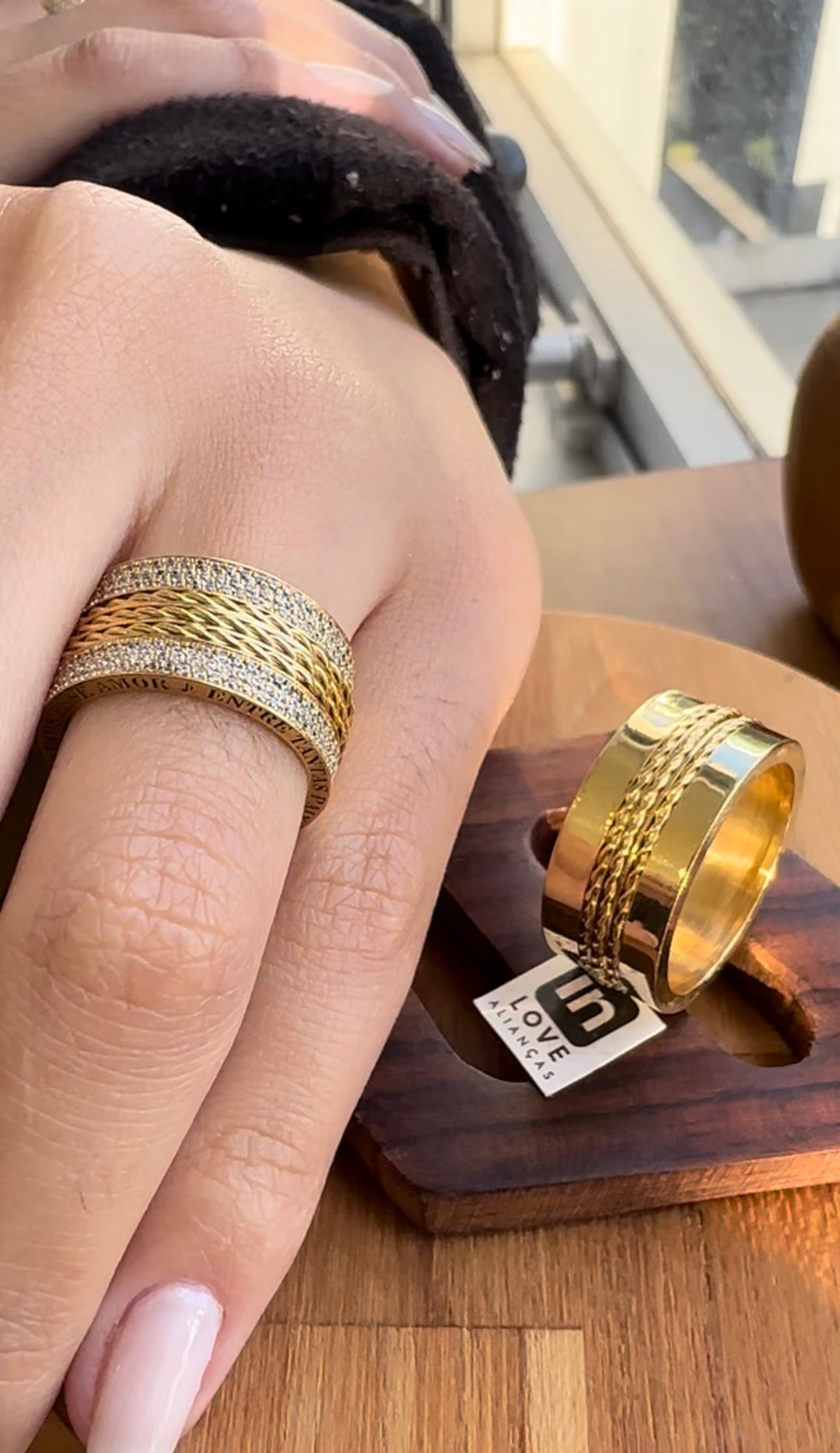 Alianças de Casamento em Ouro 18k - Modelo Esse Amor | 10mm | 12x R$1.915