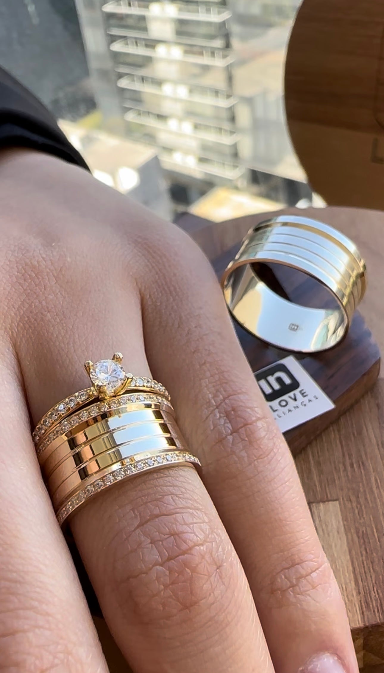 Alianças de Casamento em Ouro 18k - Modelo Paraíso | 10mm | 12x 999