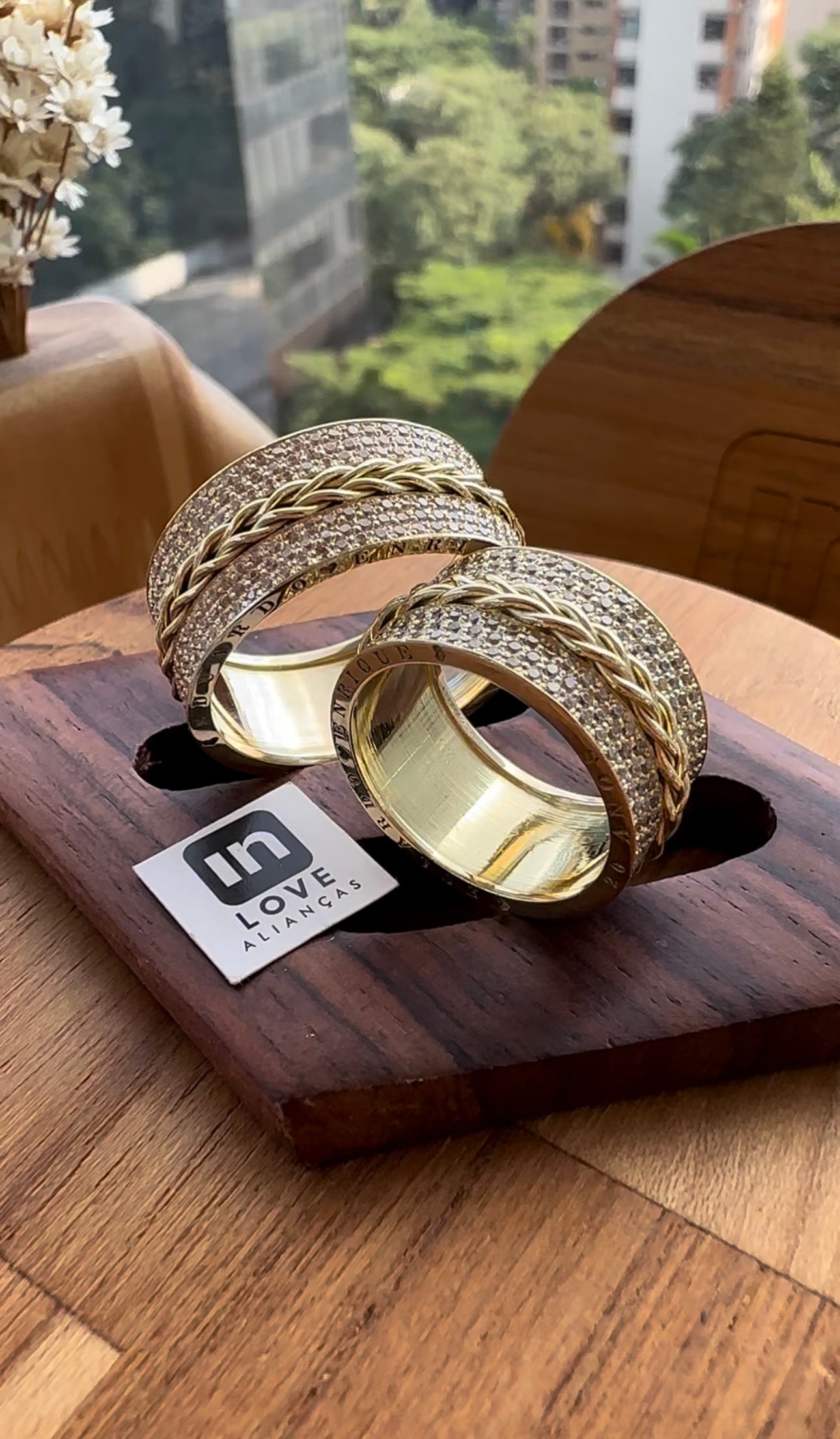 Alianças de Casamento em Ouro 18k - Modelo Eternity Duo | 10mm | 12x R$2.056,66