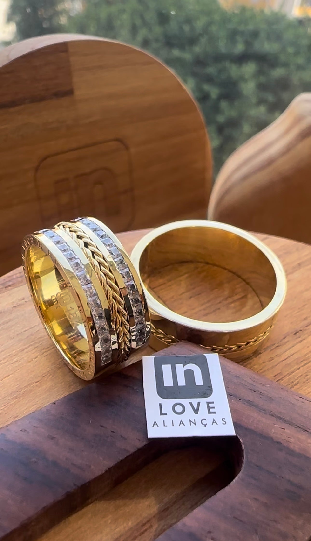 Alianças de Casamento em Ouro 18k - Modelo Anjos | 8mm | 12x R$1.408,33