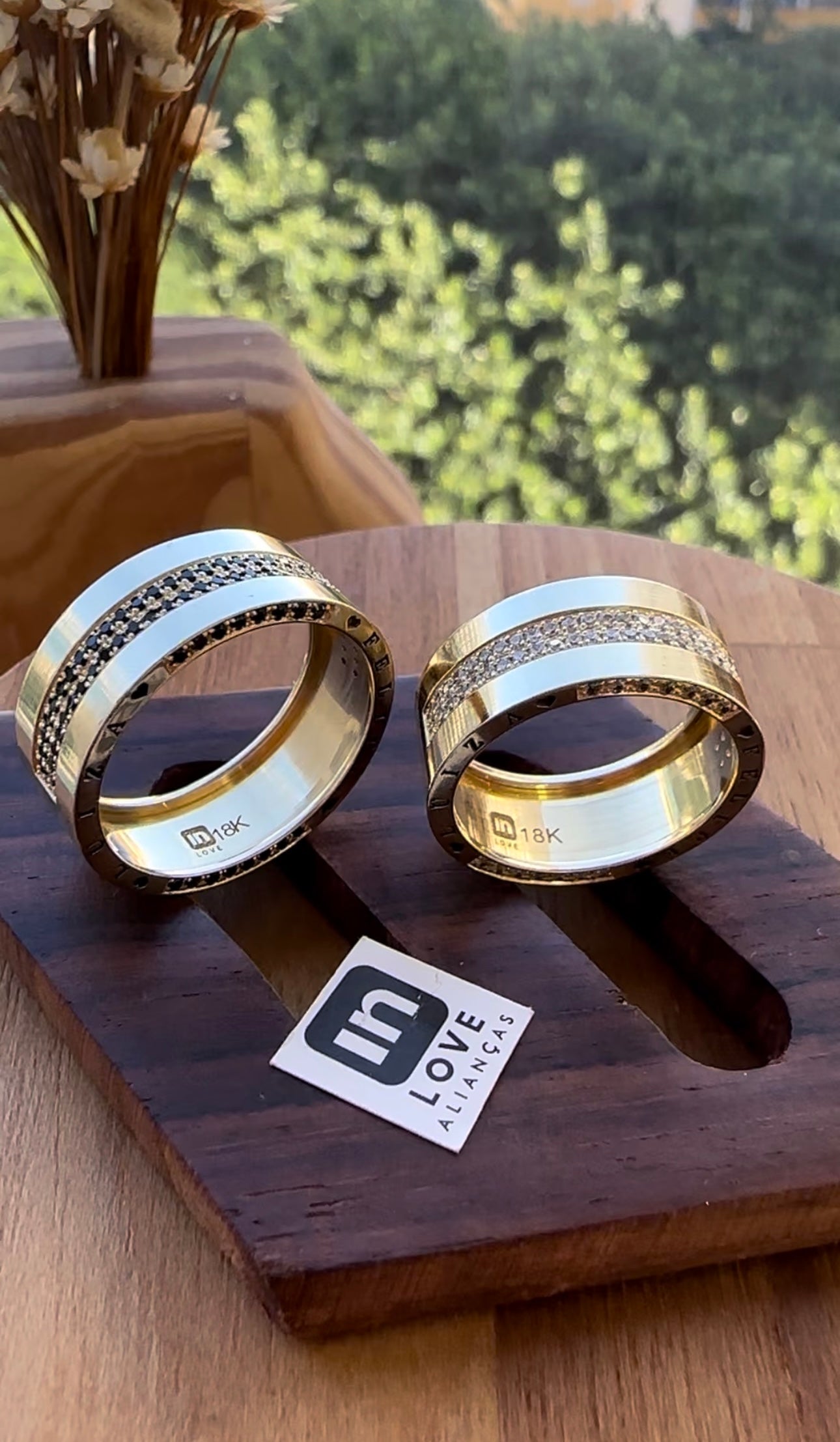 Alianças de Casamento em Ouro 18k - Modelo Carinho Duo | 8mm | 12x R$999.16