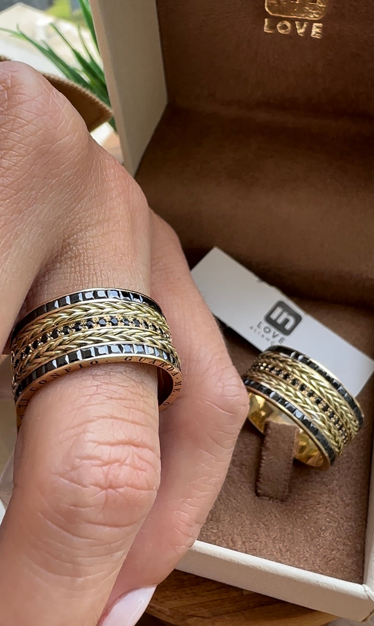 Alianças de Casamento em Ouro 18k - Modelo Paixão Black | 10mm | 12x R$2.453,33
