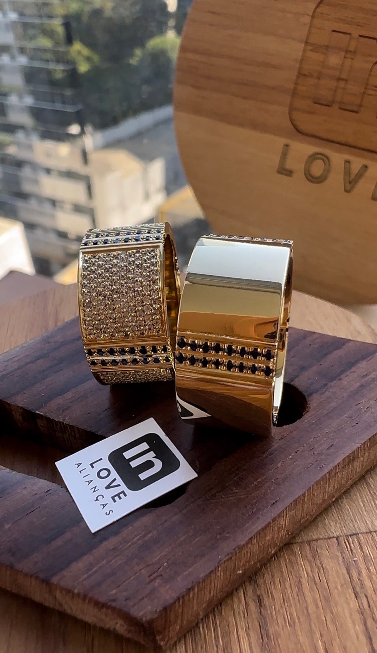 Alianças Ouro 18k Diamantes & Safiras - Modelo Eu Amo Você | 10mm | 12x R$3.332,50