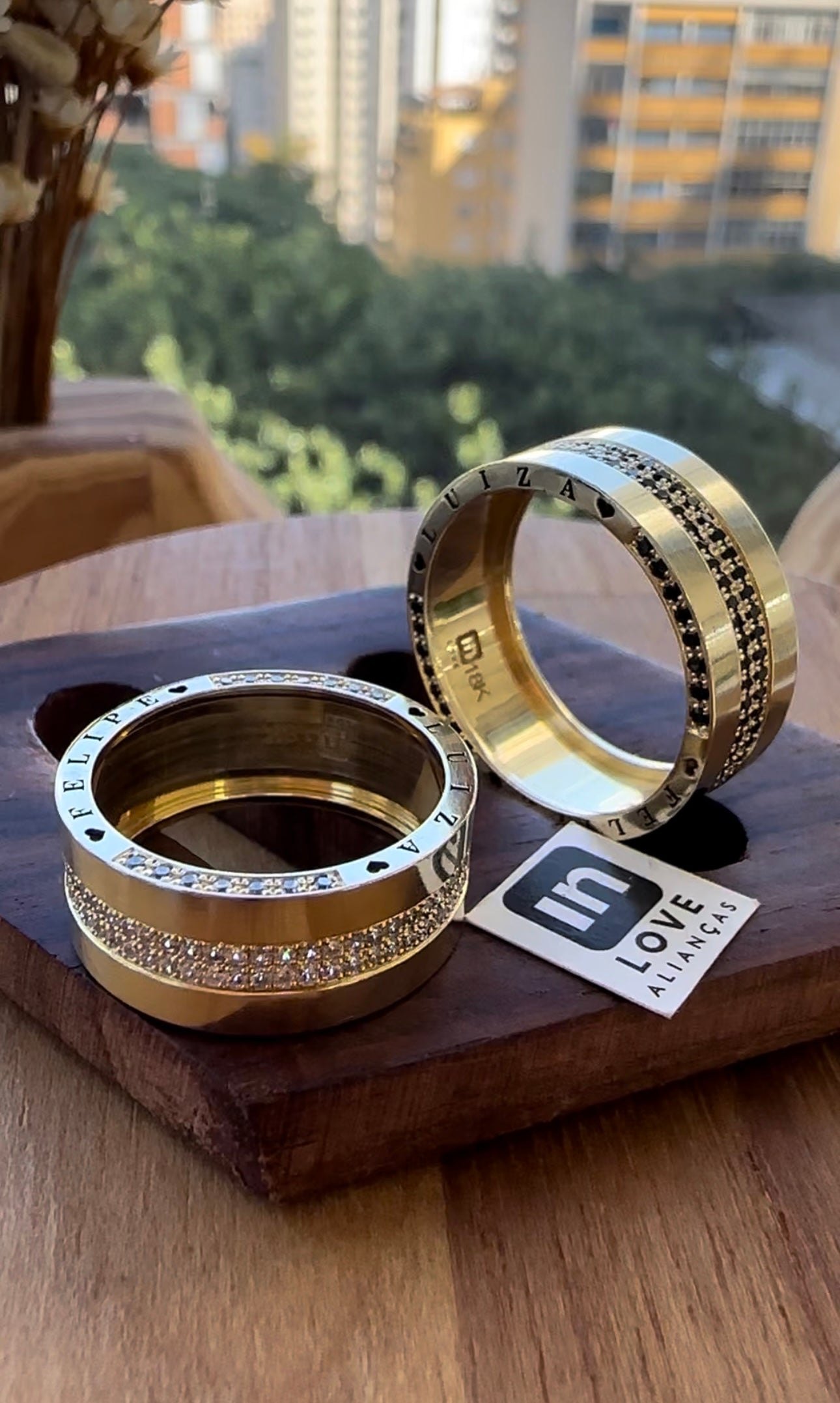 Alianças de Casamento em Ouro 18k - Modelo Carinho Duo | 8mm | 12x R$999.16