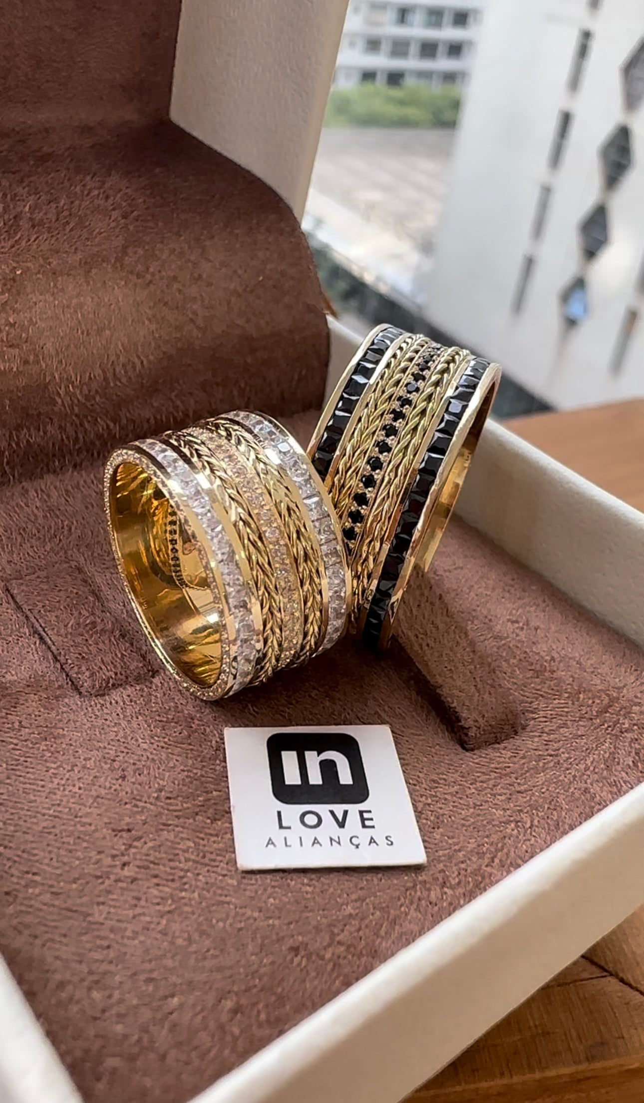 Alianças de Casamento em Ouro 18k - Modelo Nossa Paixão | 10mm | 12x R$2.249