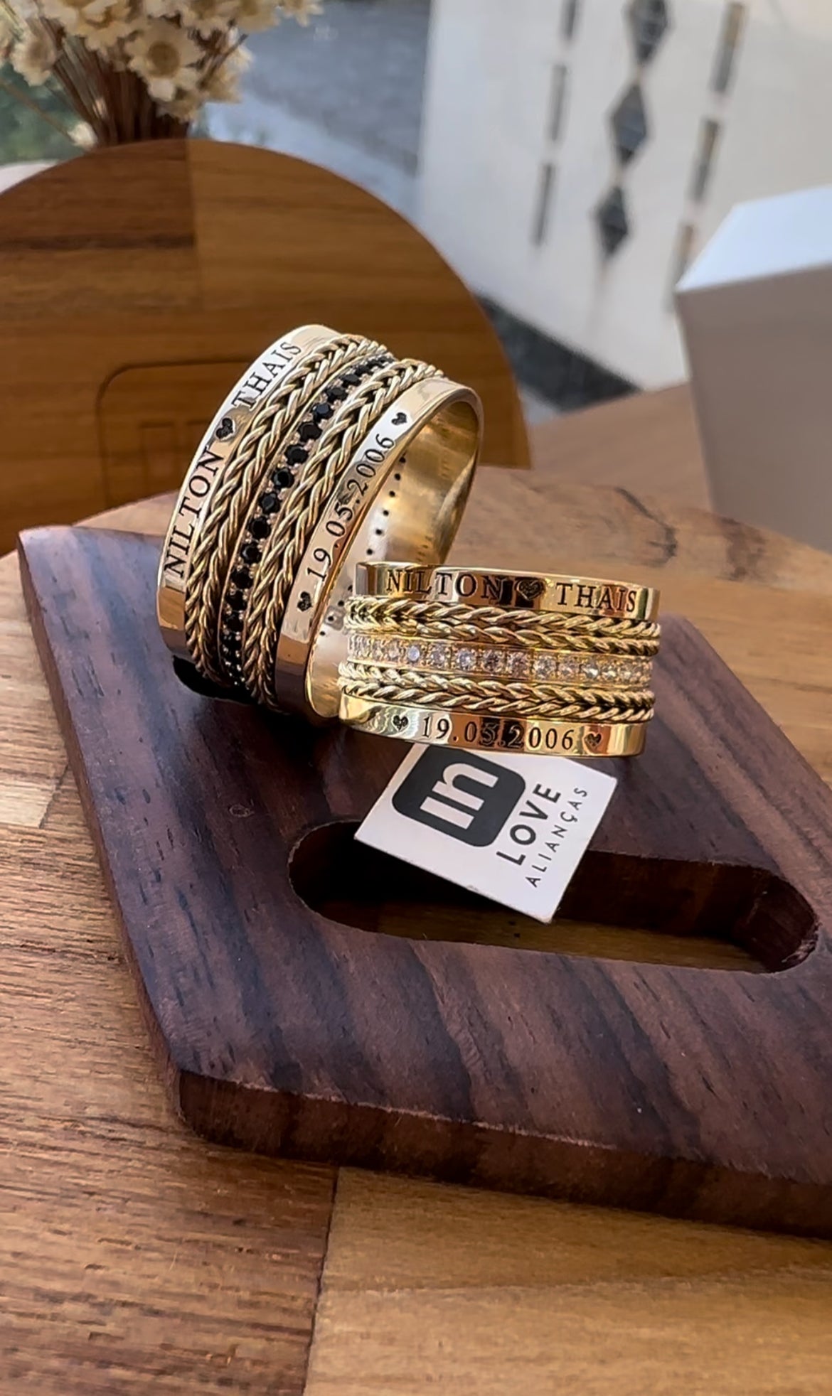 Alianças de Casamento em Ouro 18k - Modelo Nosso Dia | 10mm | 12x R$1.390