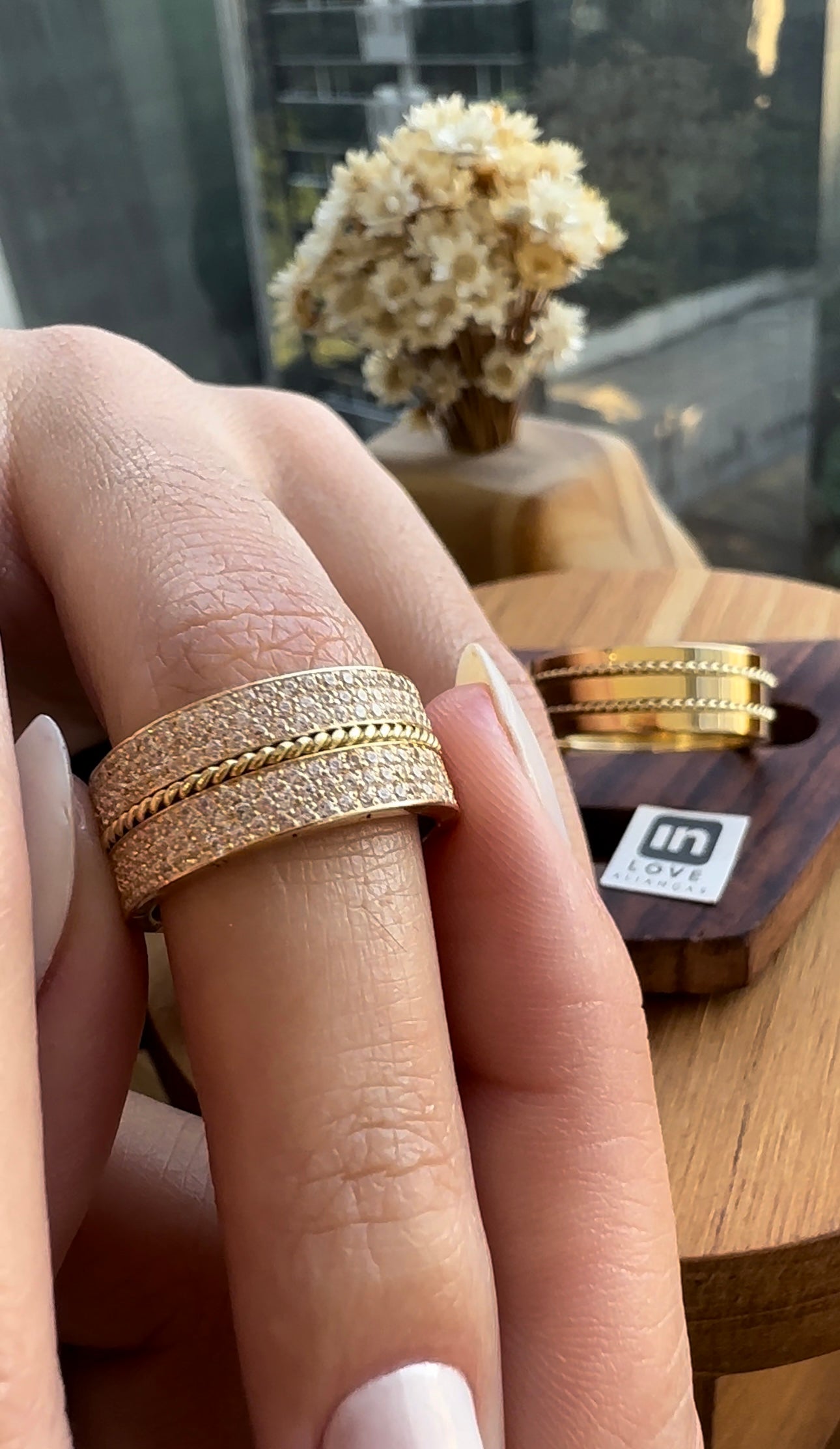 Alianças de Casamento em Ouro 18k - Modelo Meu Abrigo | 8mm | 12x R$1.457,50