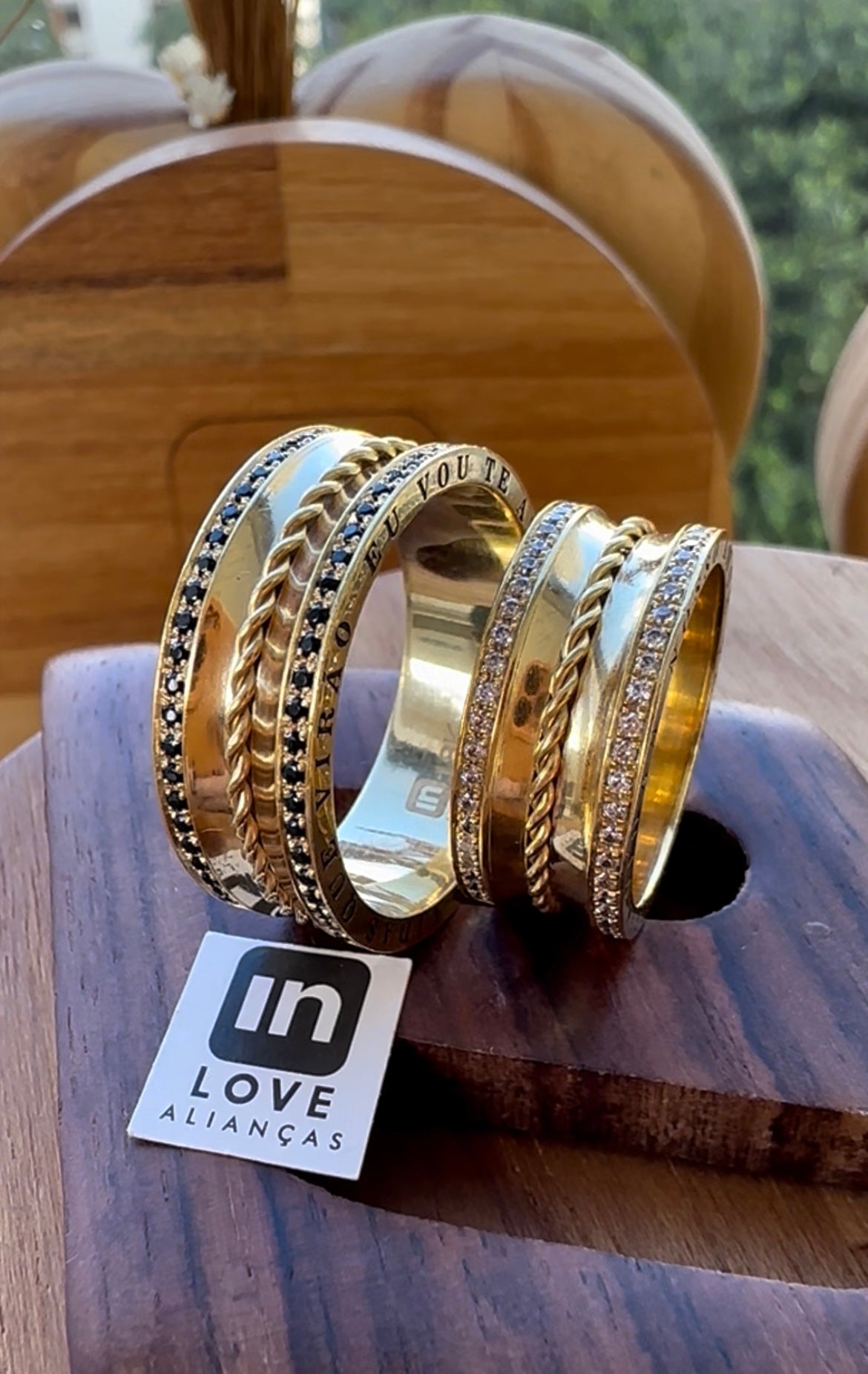 Alianças de Casamento em Ouro 18k - Modelo Ellos | 8mm | 12x R$1.666