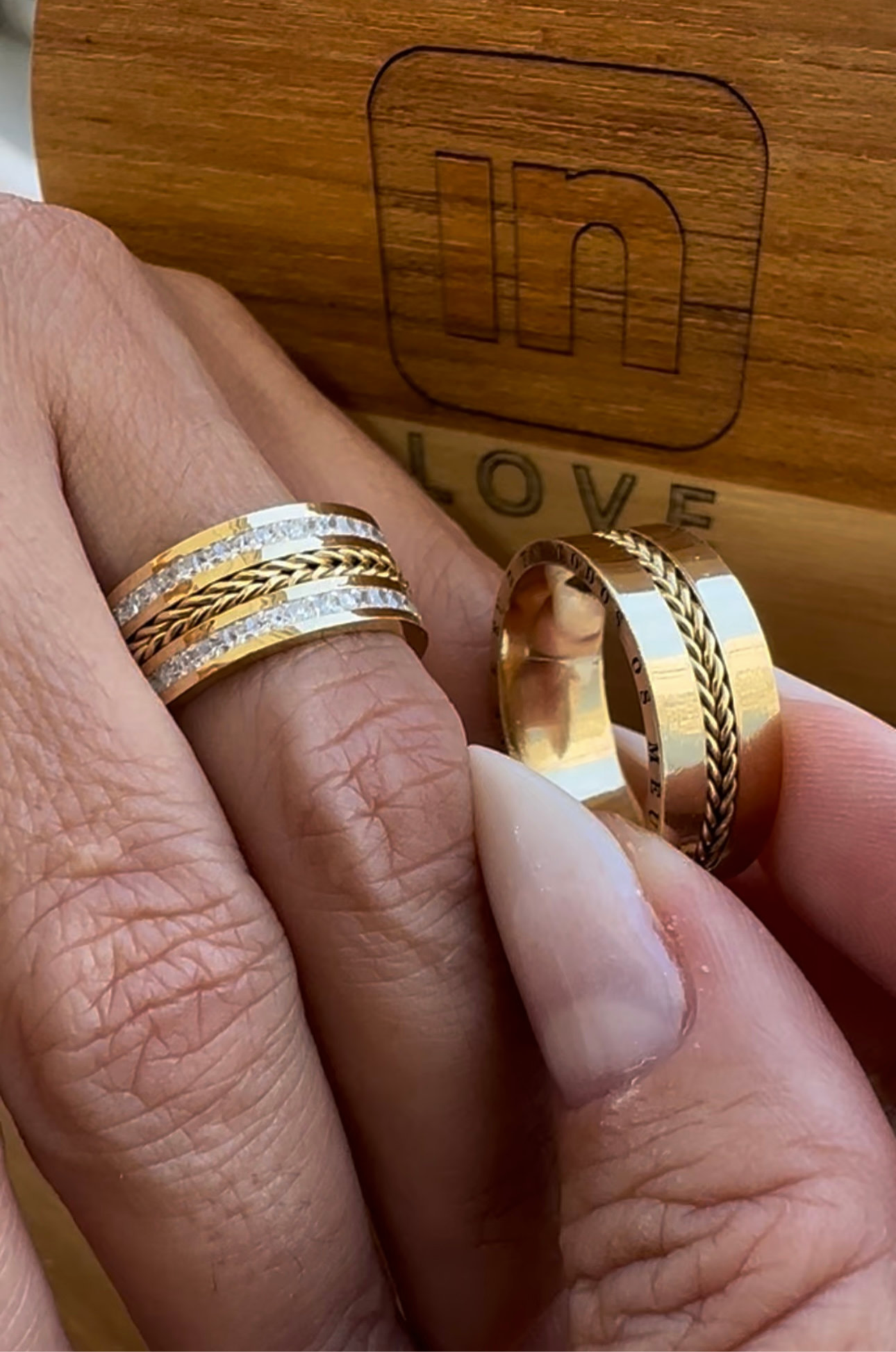 Alianças de Casamento em Ouro 18k - Modelo Anjos | 8mm | 12x R$1.408,33