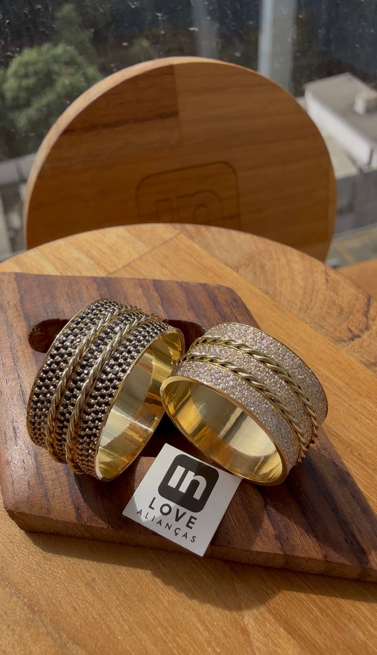 Par de Alianças em Ouro 18k - Modelo Pétalas | 10mm | 12x R$1.333