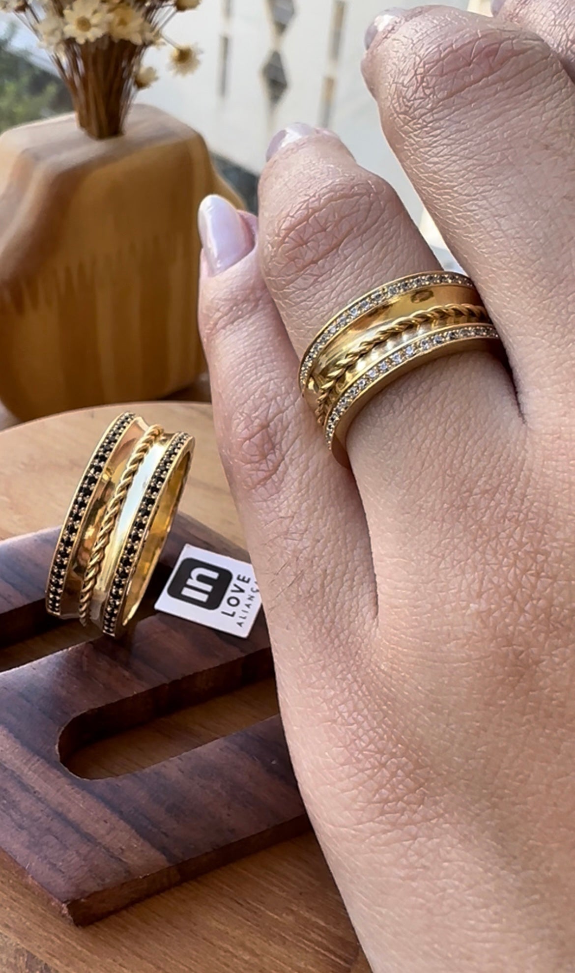 Alianças de Casamento em Ouro 18k - Modelo Ellos | 8mm | 12x R$1.666