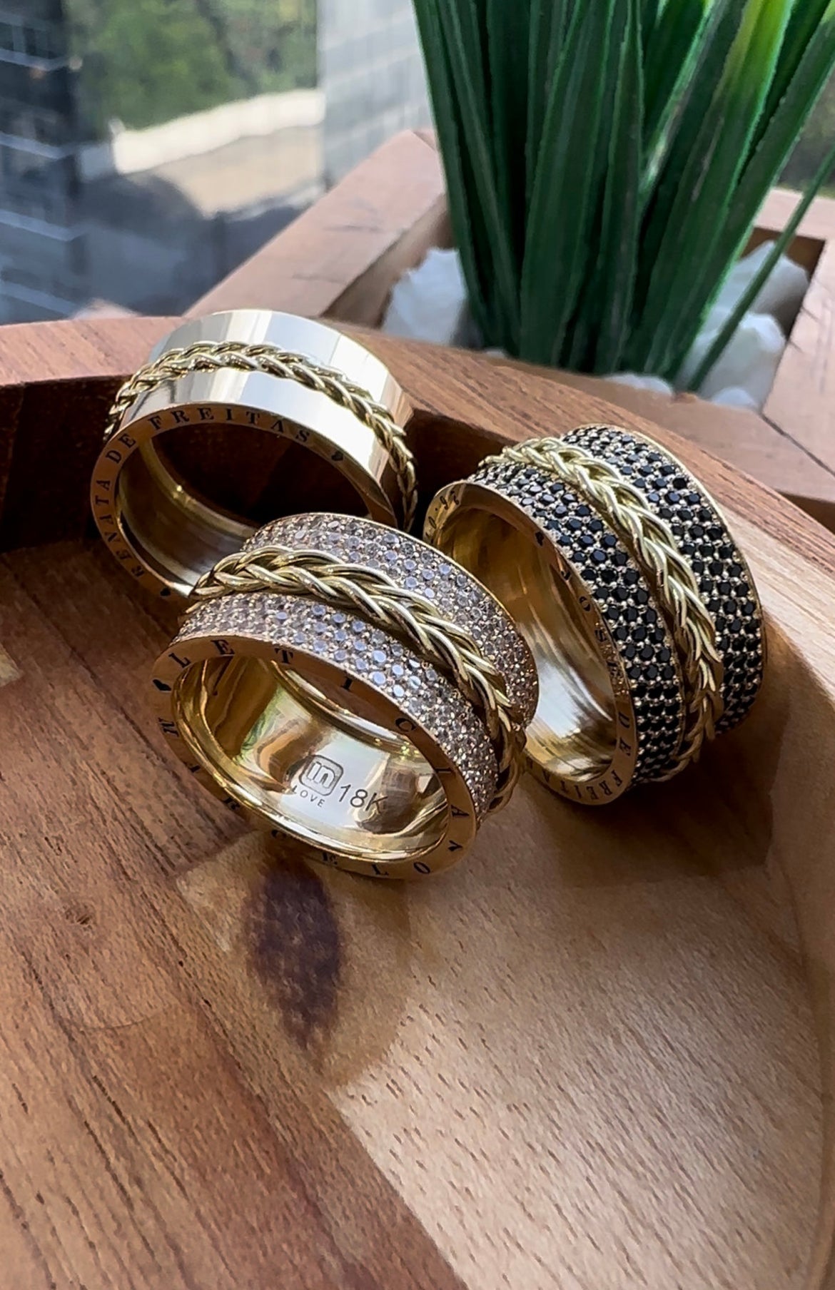 Alianças de Casamento em Ouro 18k - Modelo Eternity | 10mm | 12x R$1.833