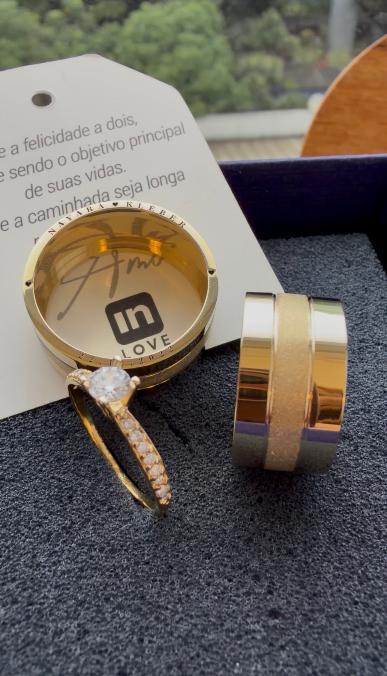 Par de Alianças em Ouro 18k - Modelo Joy | 10mm | 12x R$1.199.
