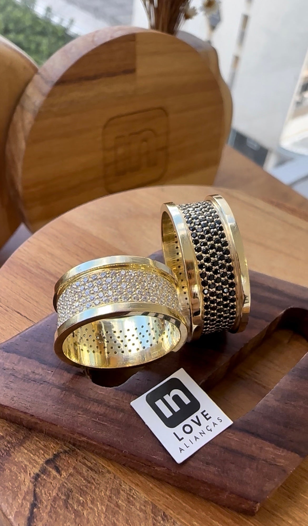 Alianças de Casamento em Ouro 18k - Modelo Intense Duo | 9mm | 12x R$1.233,33