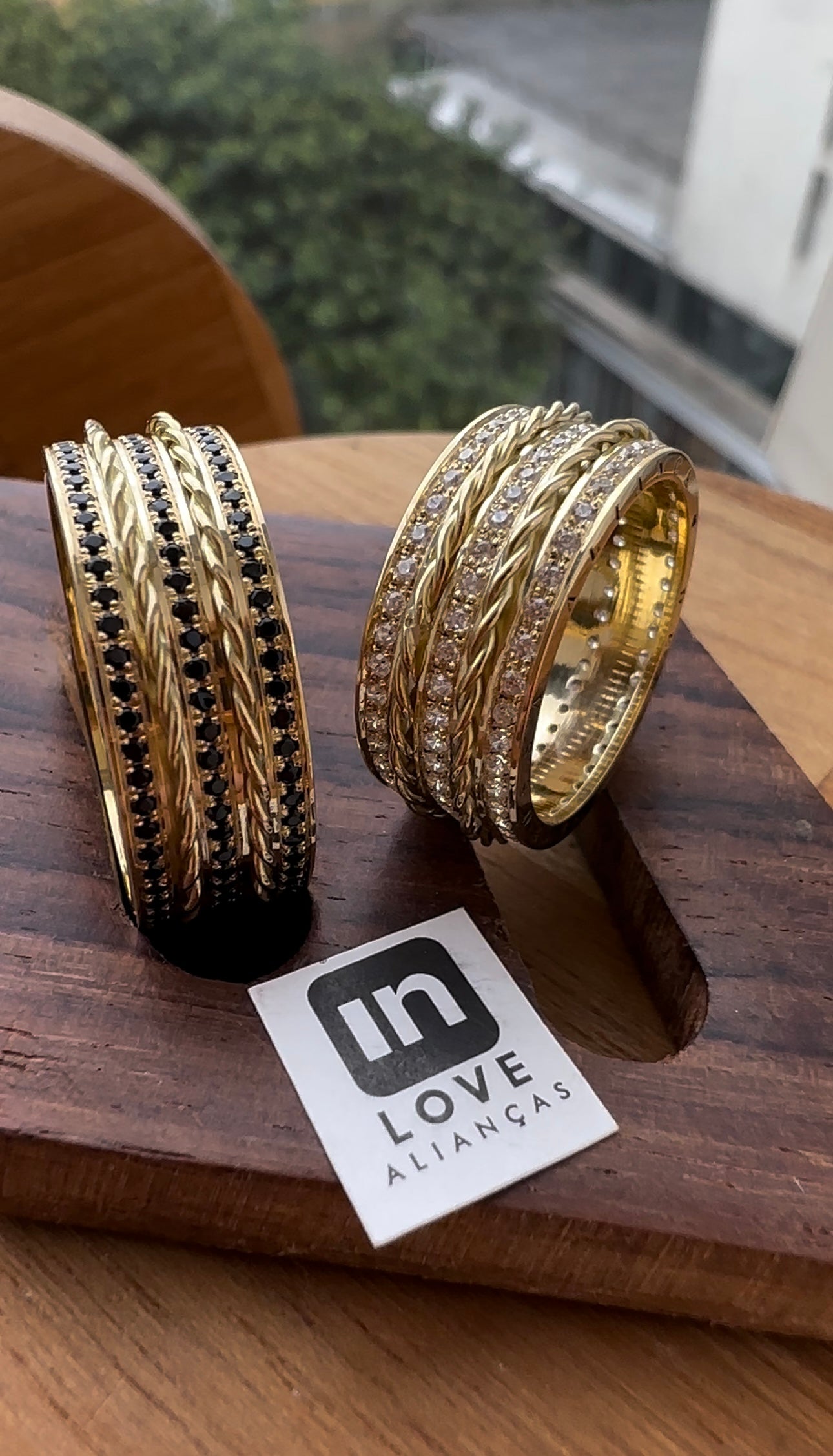 Alianças de Casamento em Ouro 18k - Modelo Momentos | 8mm | 12x R$1.083