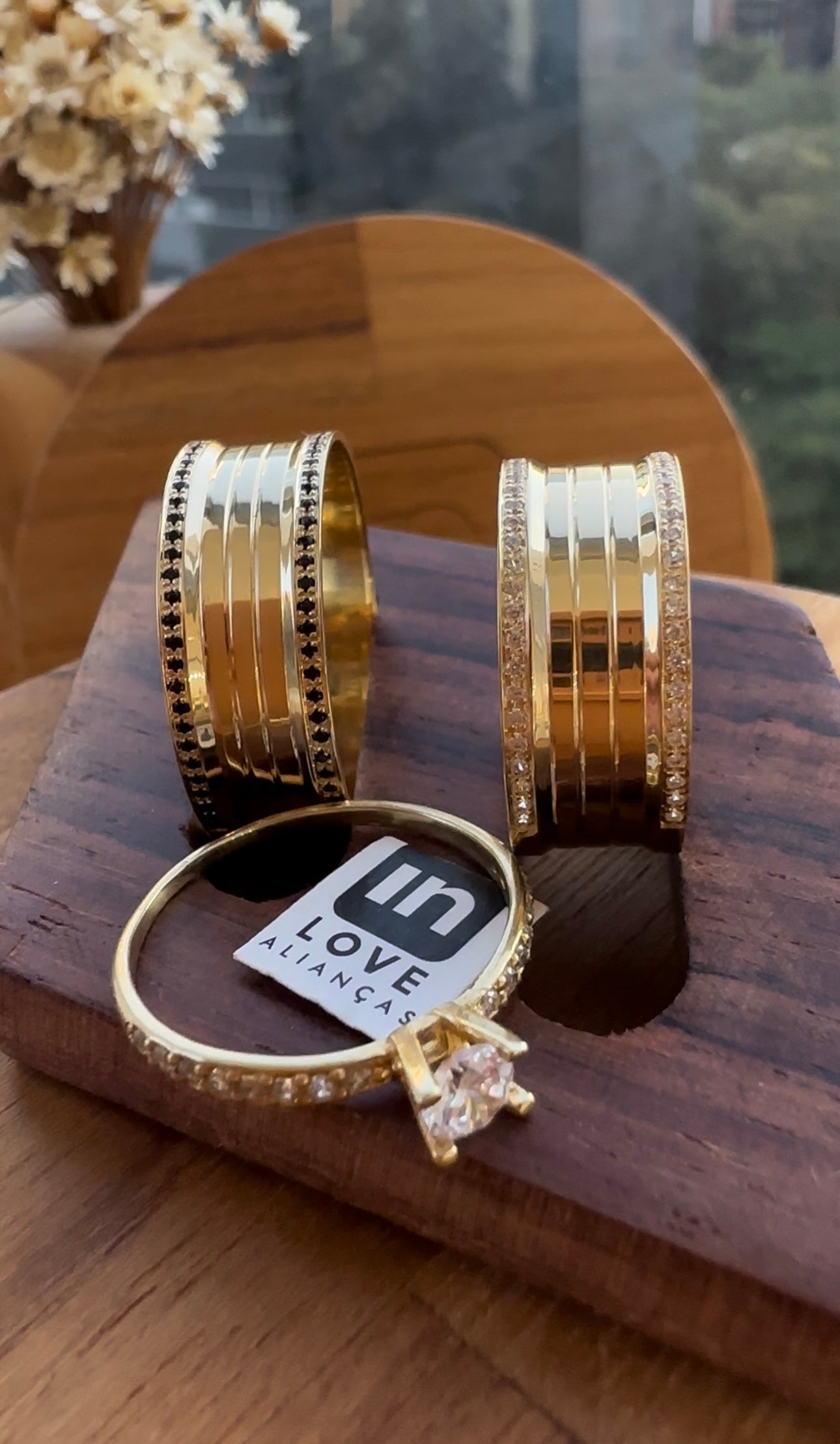 Alianças de Casamento em Ouro 18k - Modelo Paraíso | 8mm | 12x R$666