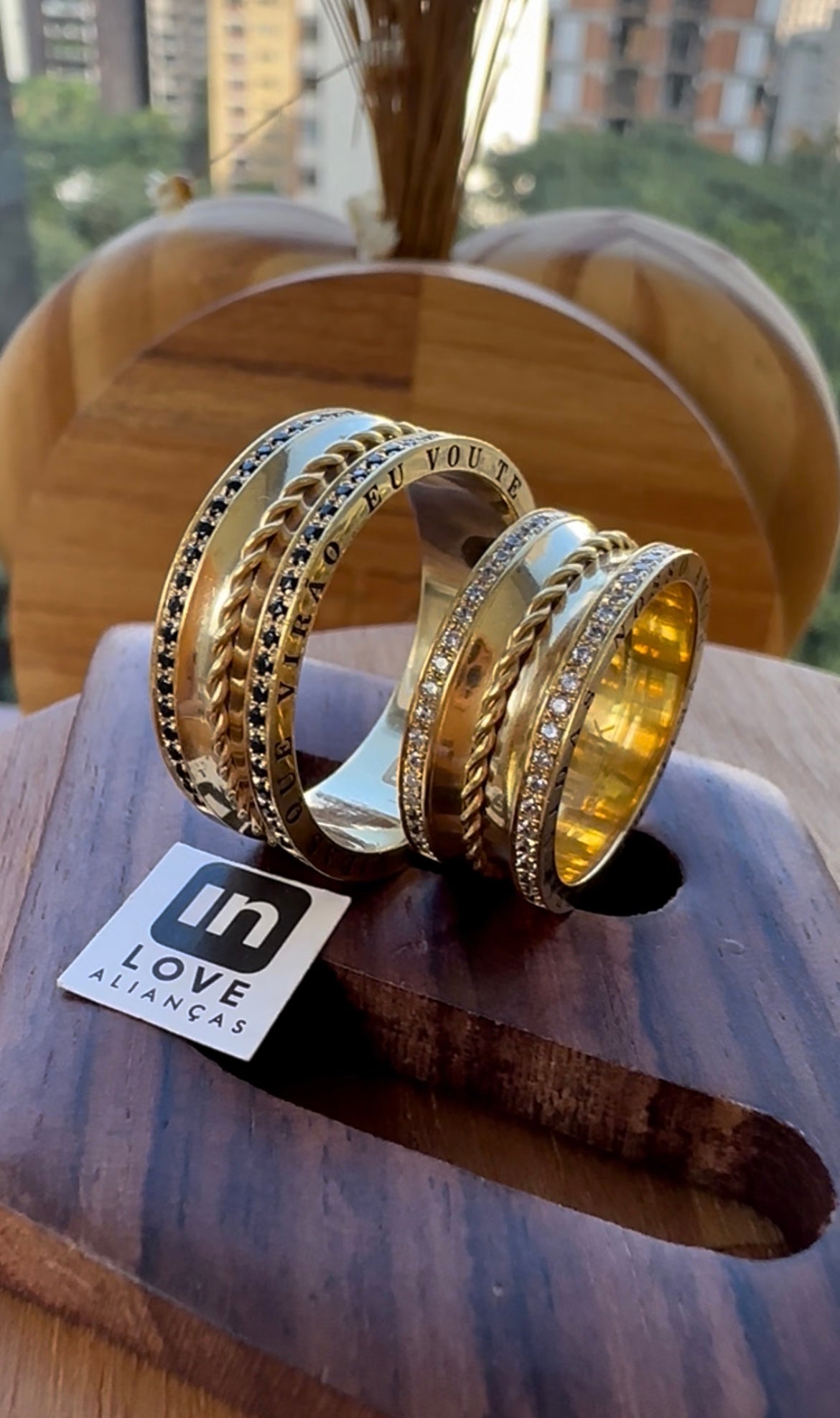Alianças de Casamento em Ouro 18k - Modelo Ellos | 8mm | 12x R$1.666