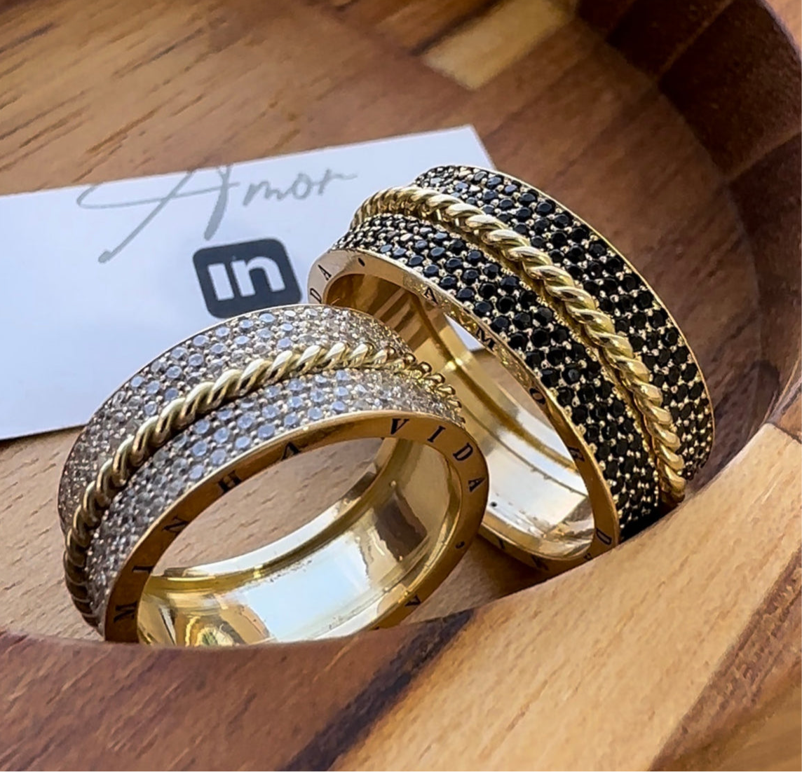 Alianças de Casamento em Ouro 18k - Modelo Euforia | 8mm | 12x R$1.556,66