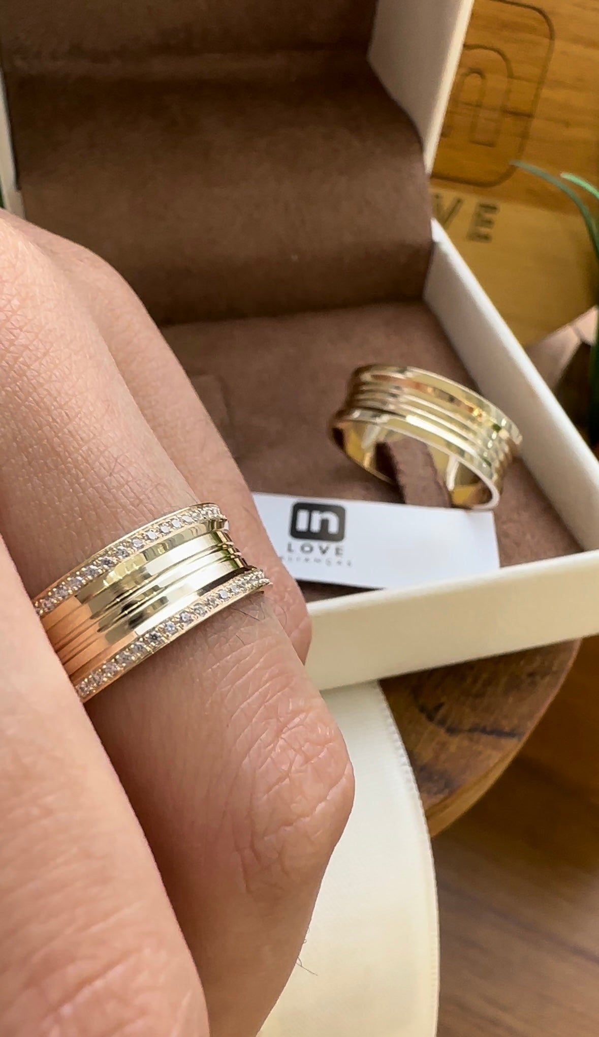 Alianças de Casamento em Ouro 18k - Modelo Paraíso | 7mm | 12x R$599