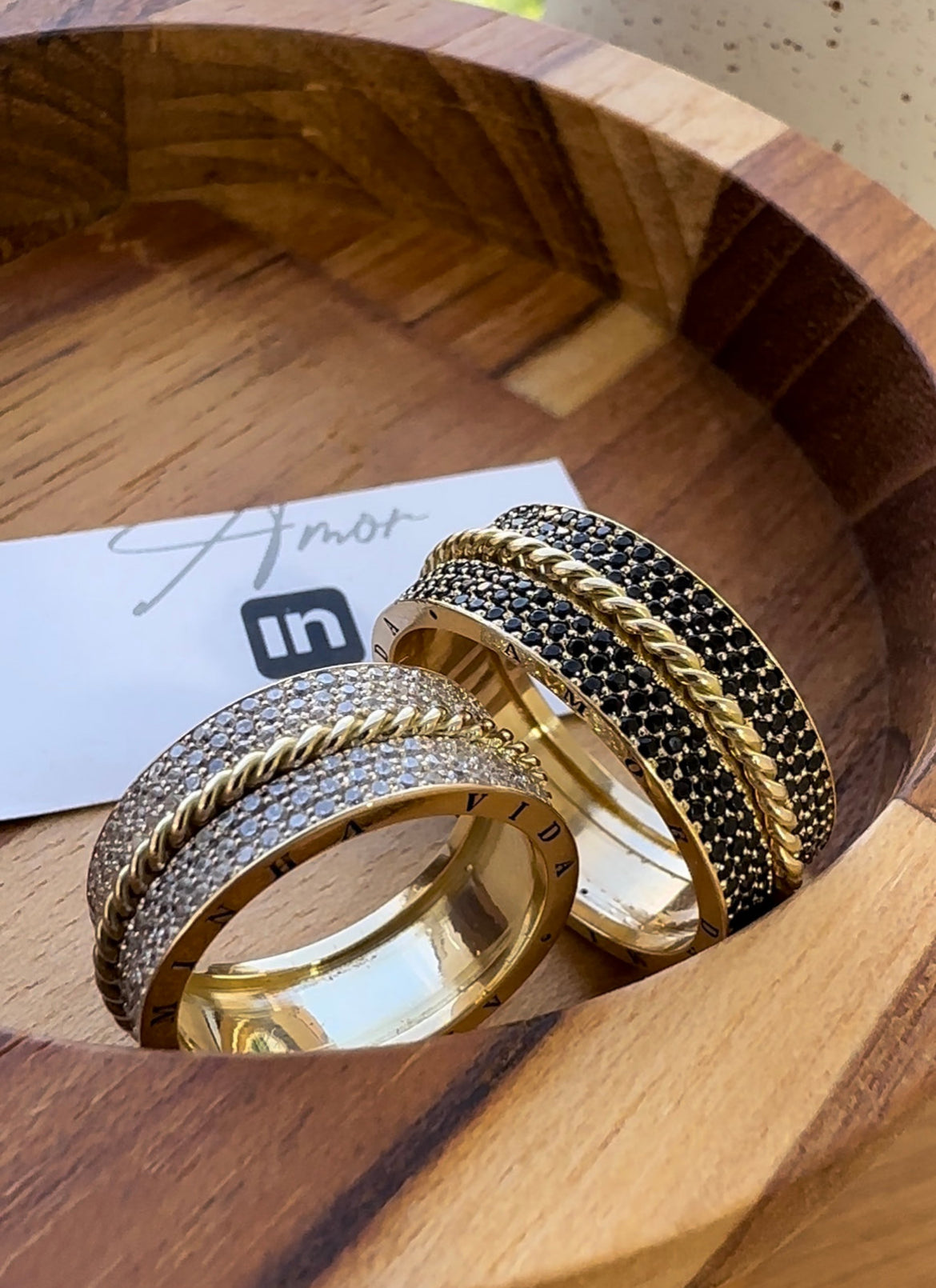Alianças de Casamento em Ouro 18k - Modelo Euforia | 8mm | 12x R$1.556,66