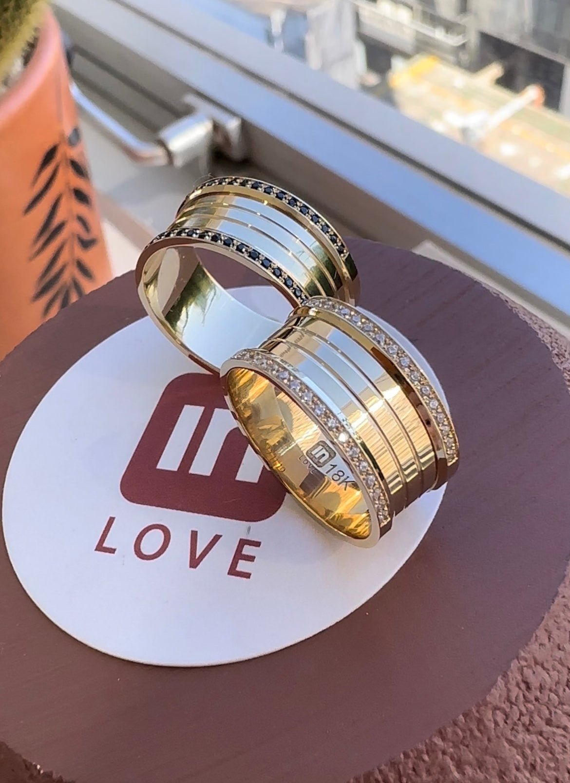 Alianças de Casamento em Ouro 18k - Modelo Paraíso | 9mm | 12x R$980