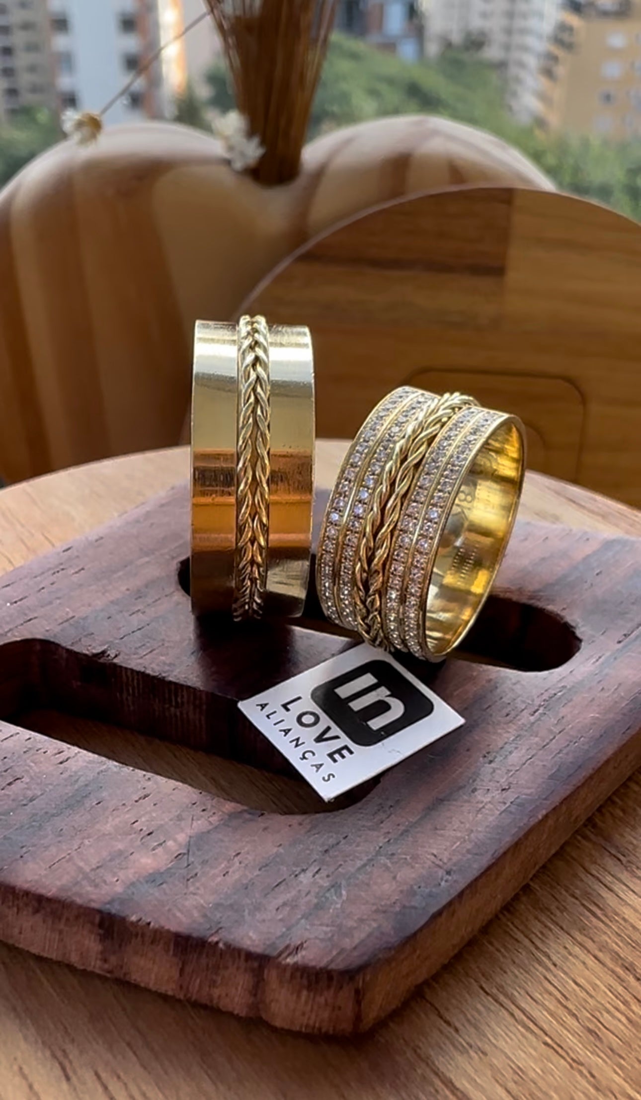 Alianças de Casamento em Ouro 18k - Modelo Iluminar | 8mm | 12x R$890