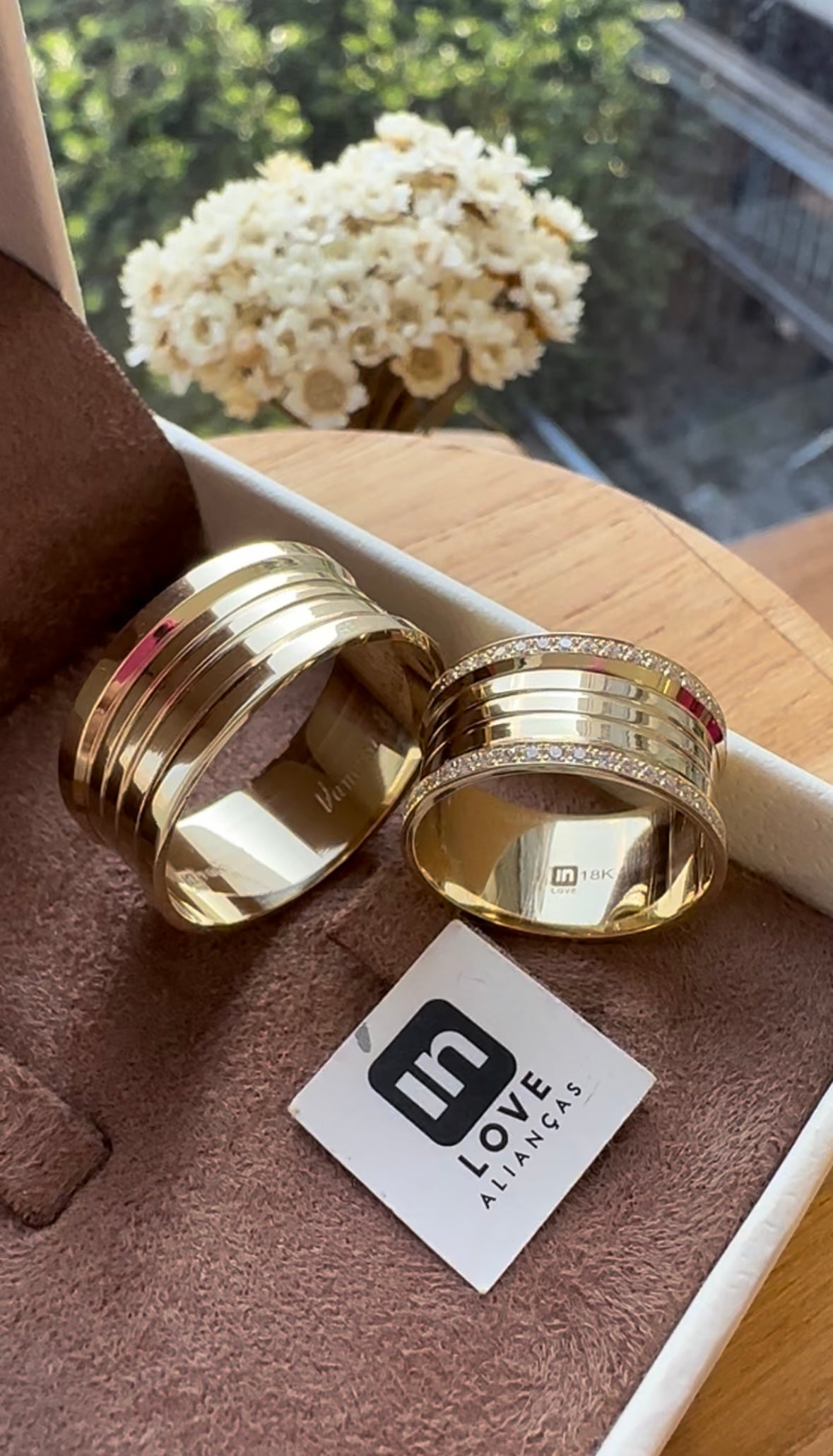 Alianças de Casamento em Ouro 18k - Modelo Paraíso | 9mm | 12x R$799