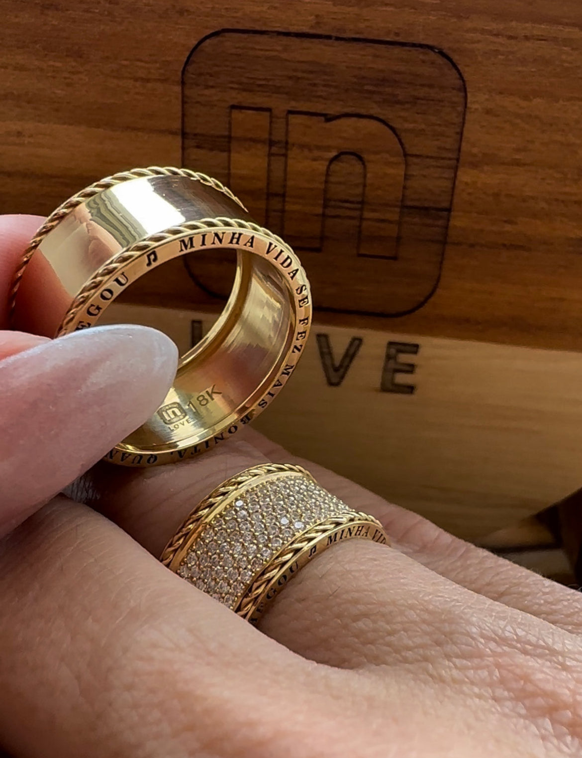 Alianças de Casamento em Ouro 18k - Modelo Sunshine | 10mm | 12x R$1.582.5