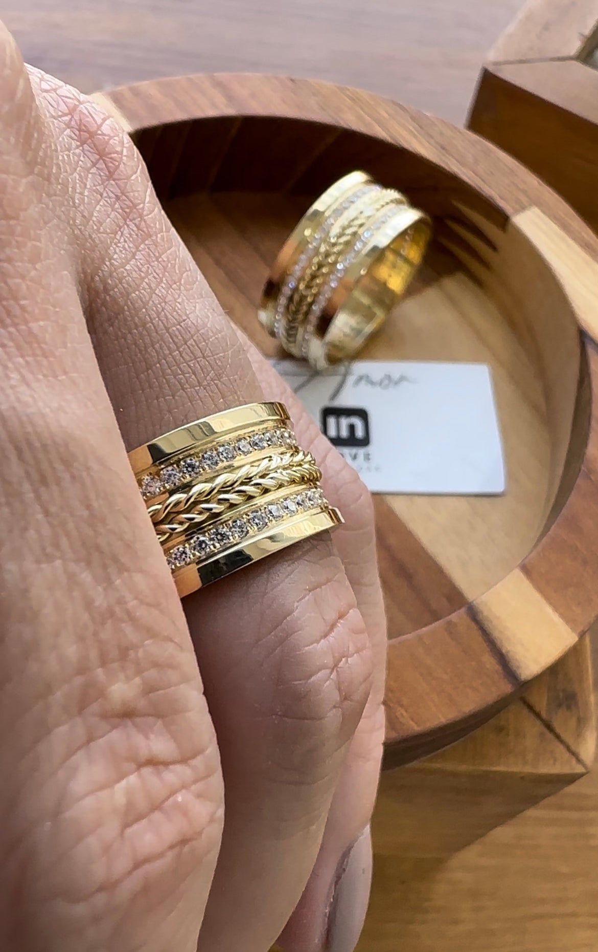Alianças de Casamento em Ouro 18k - Modelo Nosso Santo Bateu White | 10mm | 12x R$1.765