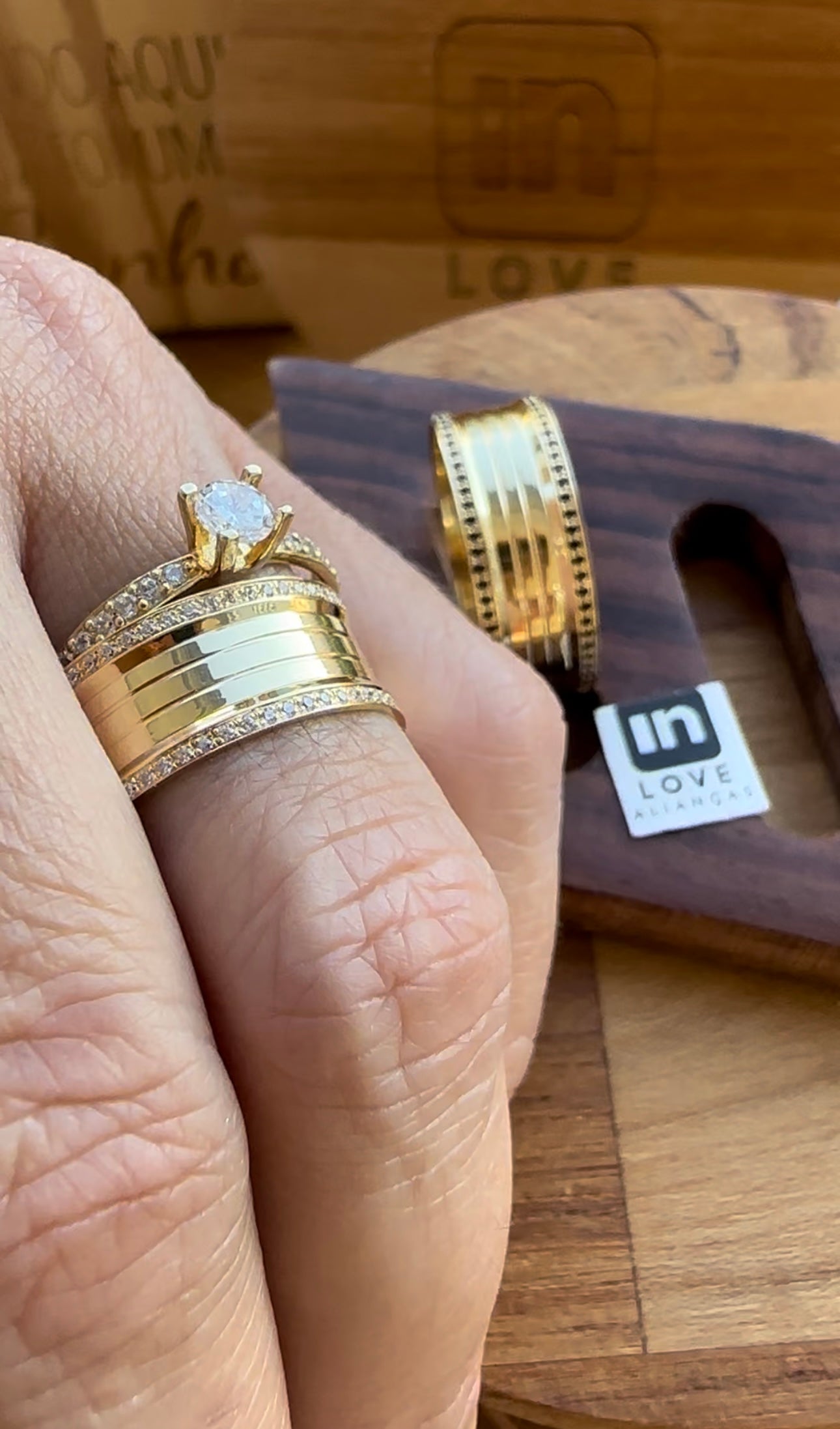 Alianças de Casamento em Ouro 18k - Modelo Paraíso | 8mm | 12x R$666